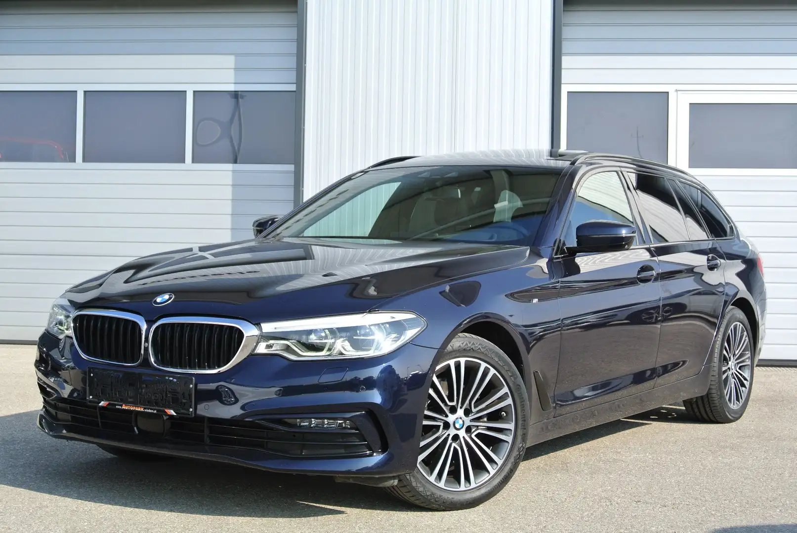 BMW 520 d xdrive touring Aut. Sport Line *PANO * AHK* HUD Blau - 1