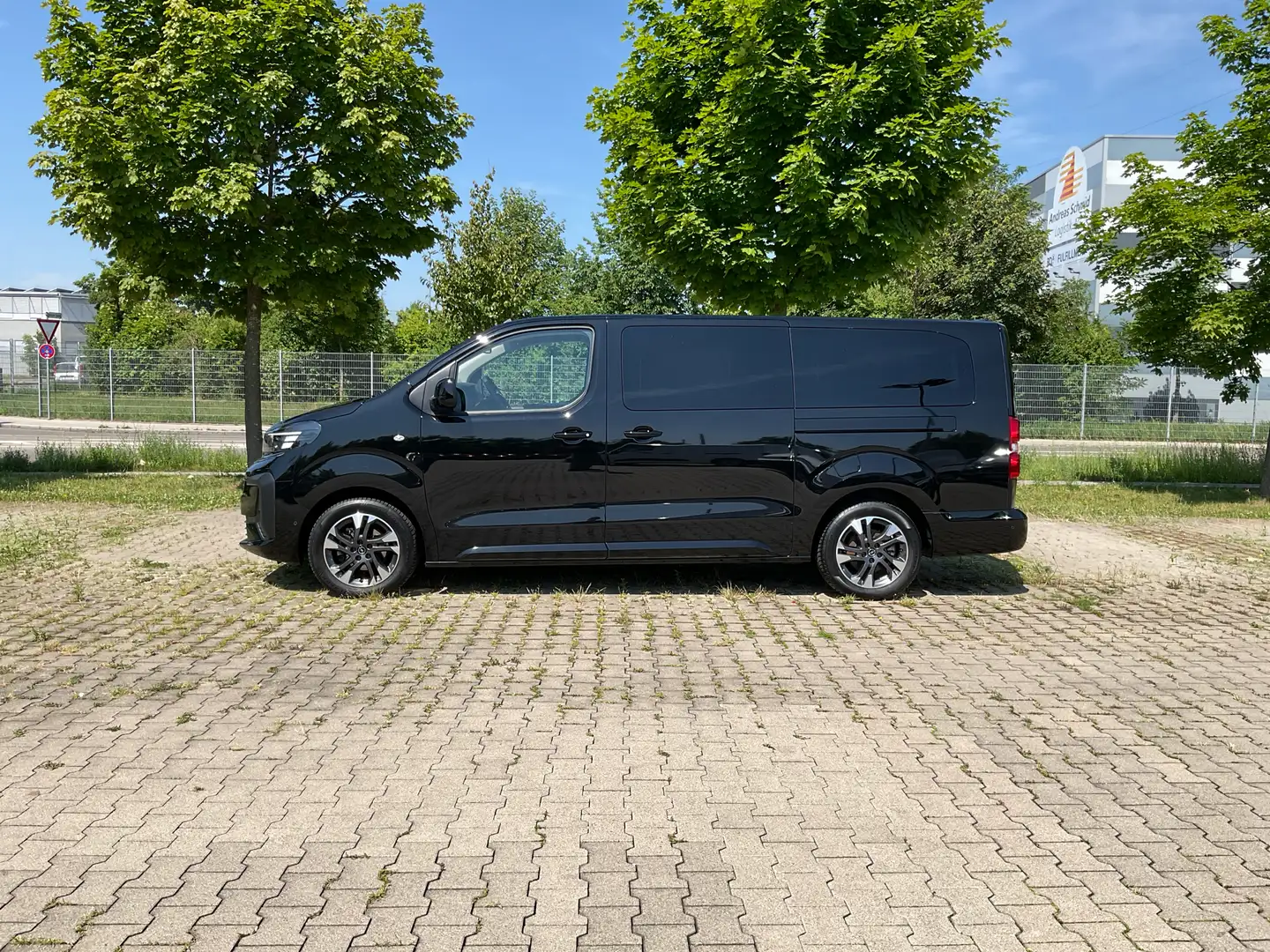 Opel Zafira Life XL 2.0 D (L3) Edition Navi 9 Sitzer Schwarz - 2