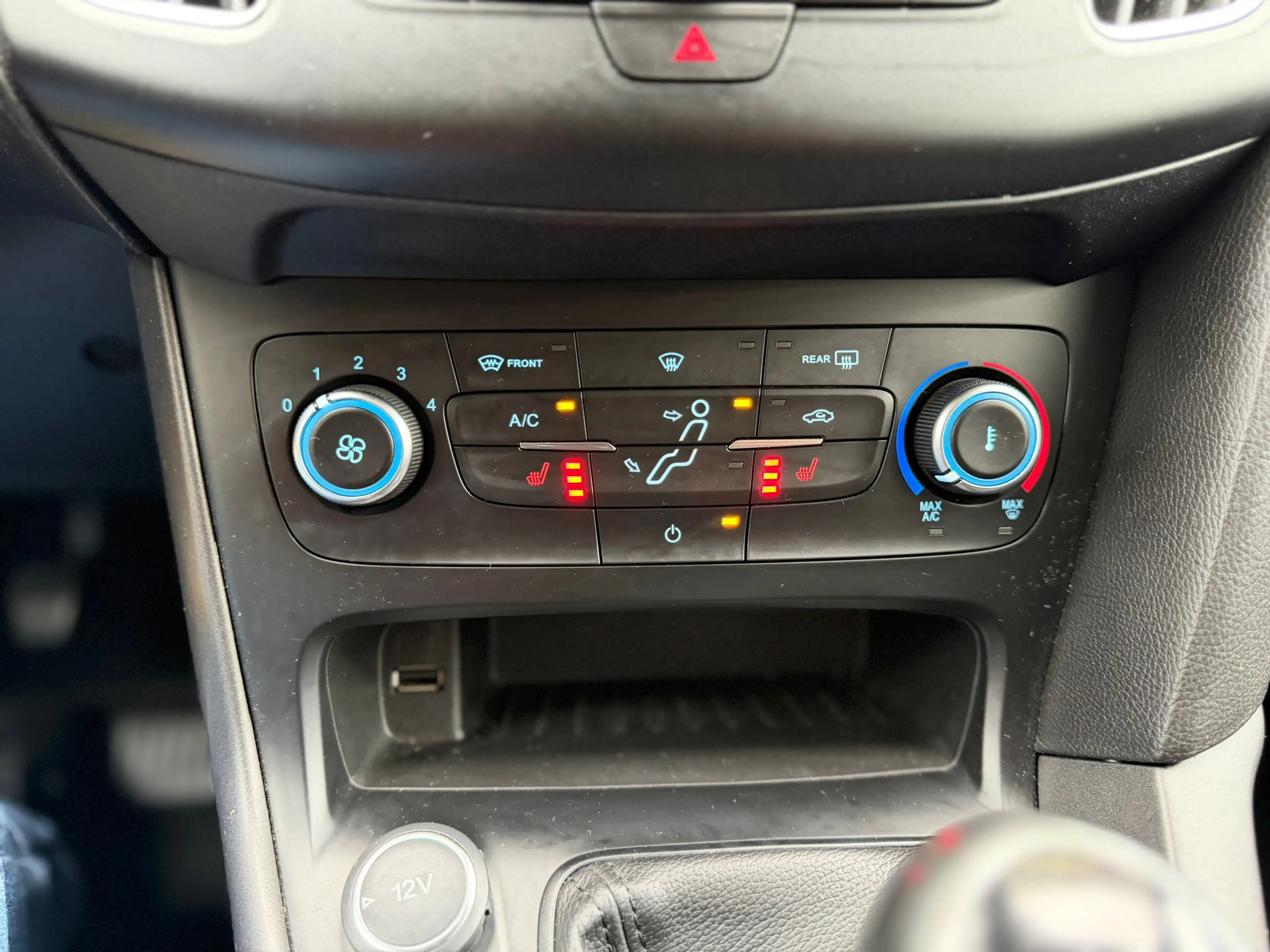 Ford Focus Wagon 1.5 Titanium Trekhaak Stoel Stoelverwarming — photo 35