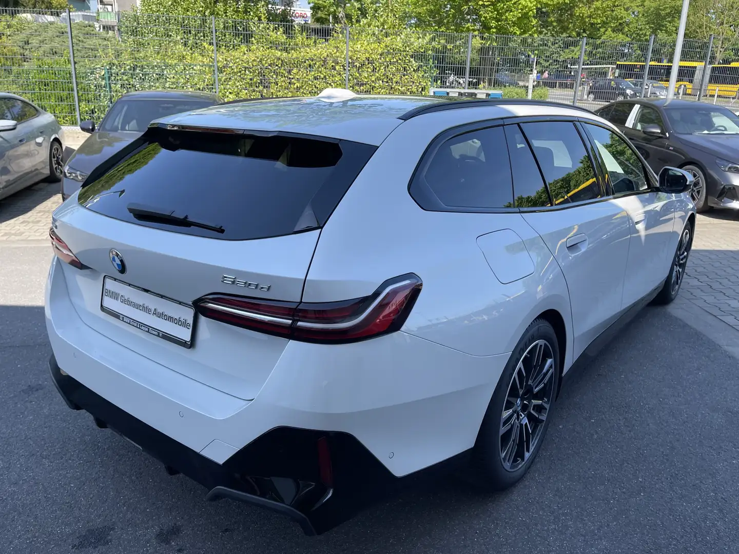BMW 520 d xDrive Touring M Sport || AHK Pano el.Sitze Weiß - 2