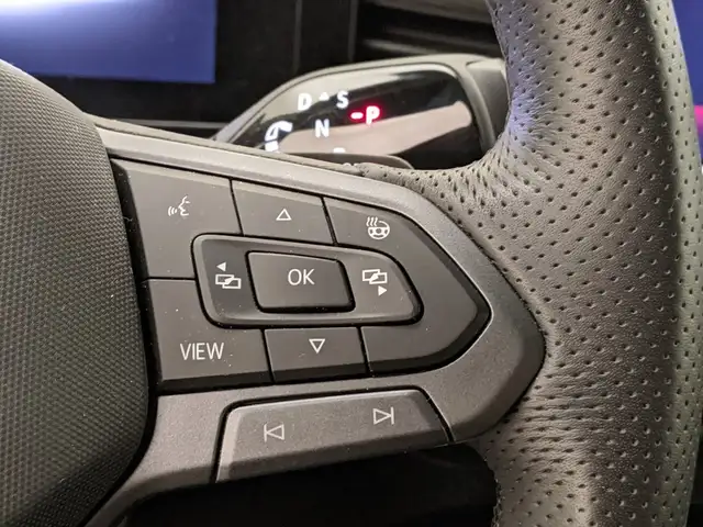Volkswagen T-Roc view 11