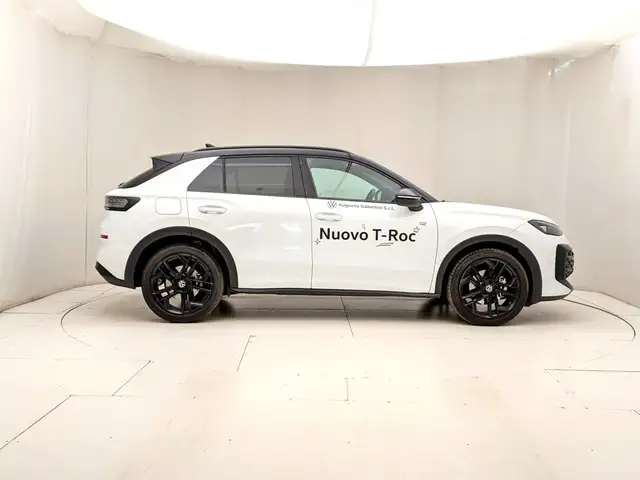 Volkswagen T-Roc view 3