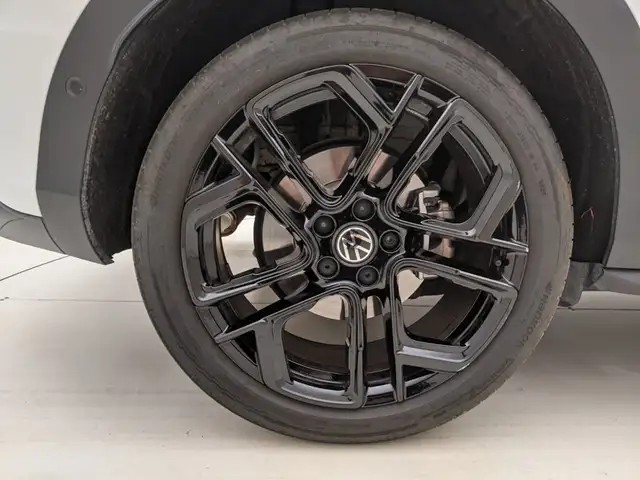 Volkswagen T-Roc view 9