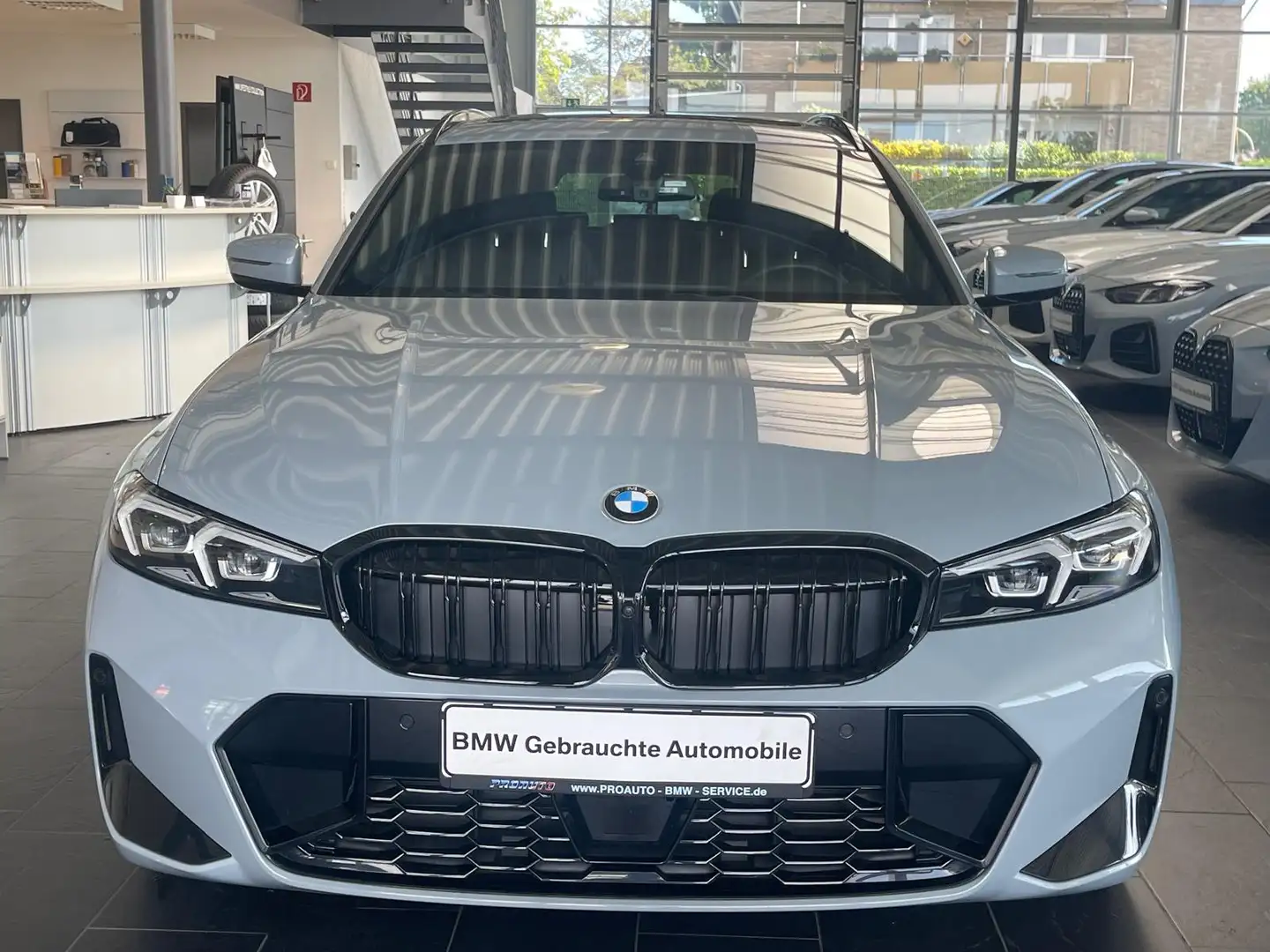 BMW 330 i xDrive Tour. M Sport HUD/PANO/AHK/360°/19" Gris - 2