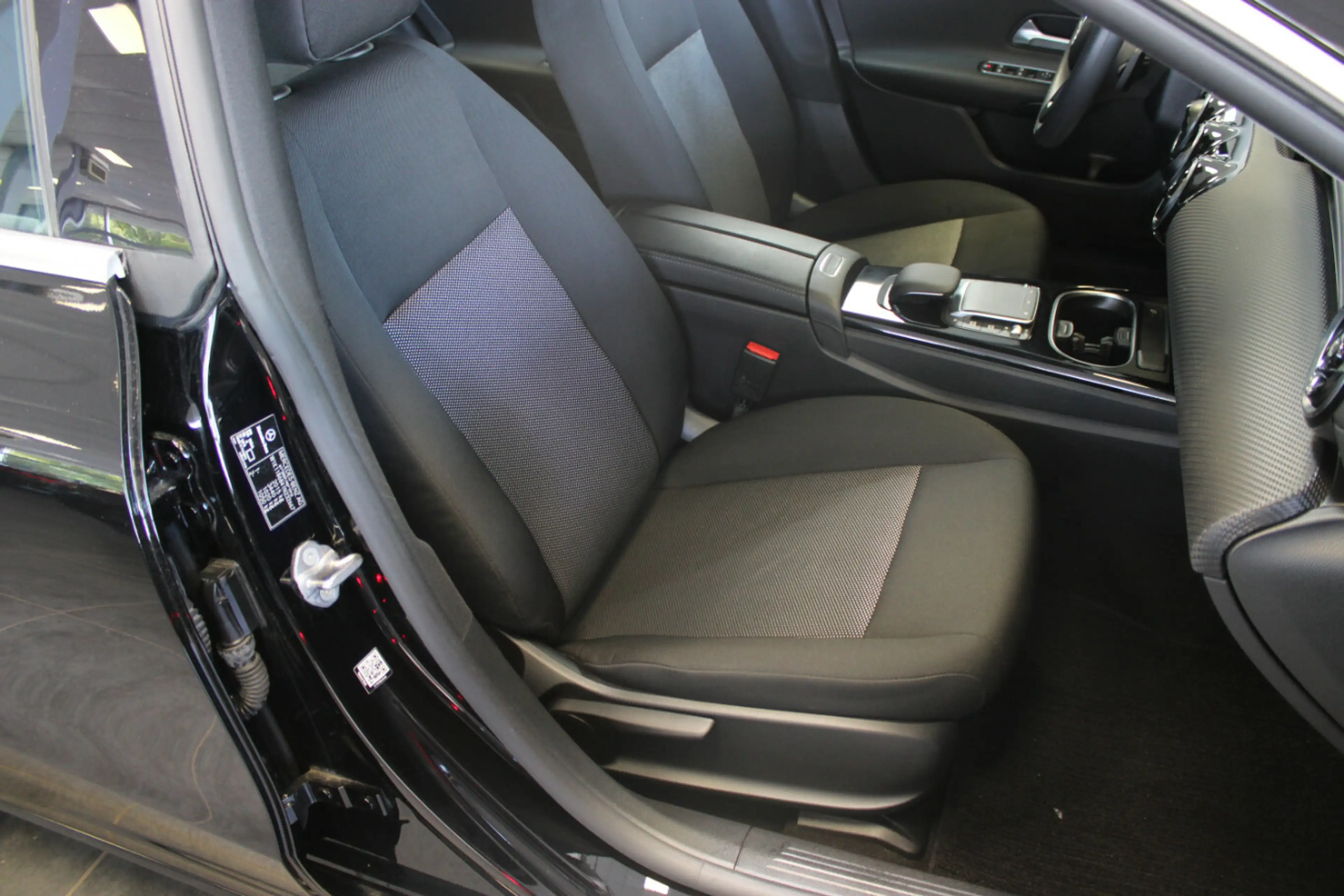 Mercedes-Benz CLA 180 7G-DCT Navi - BT. - Shz. — photo 12