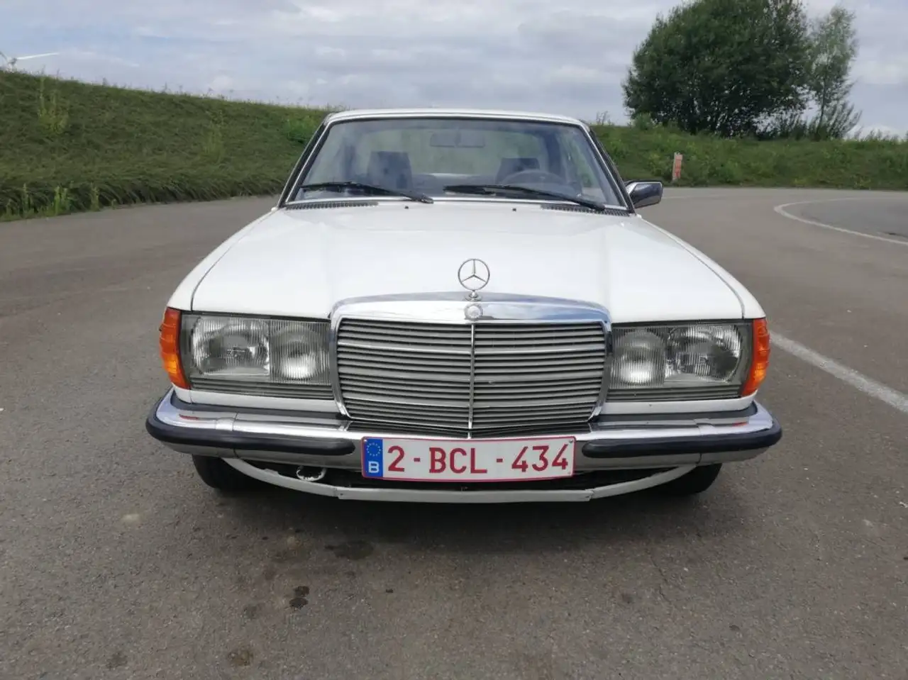 Mercedes-Benz 230, foto 1