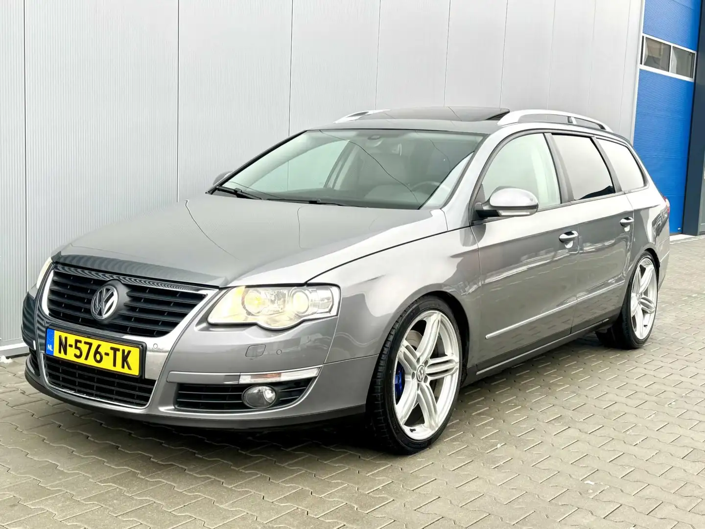 Volkswagen Passat Variant 3.2 V6 Highline 4M AIRRIDE | Schuifdak ! Grijs - 2