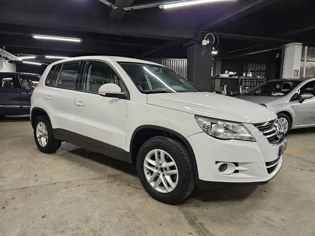 Volkswagen Tiguan view 3