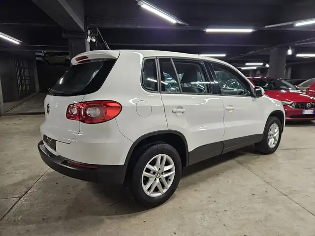 Volkswagen Tiguan view 4