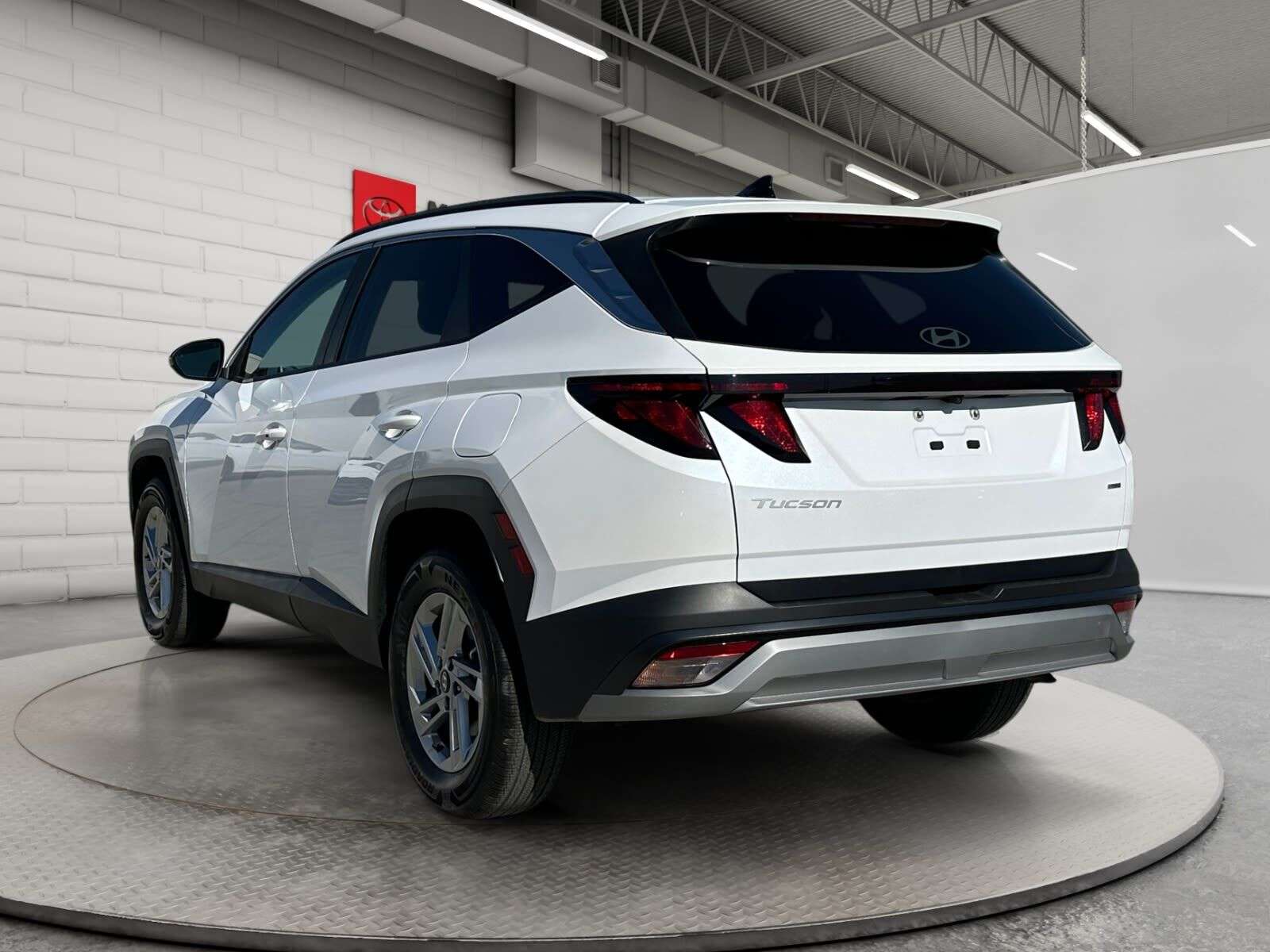 2026 Hyundai Tucson Preferred AWD | No Accident | Low Mileage | Heated — снимка 1
