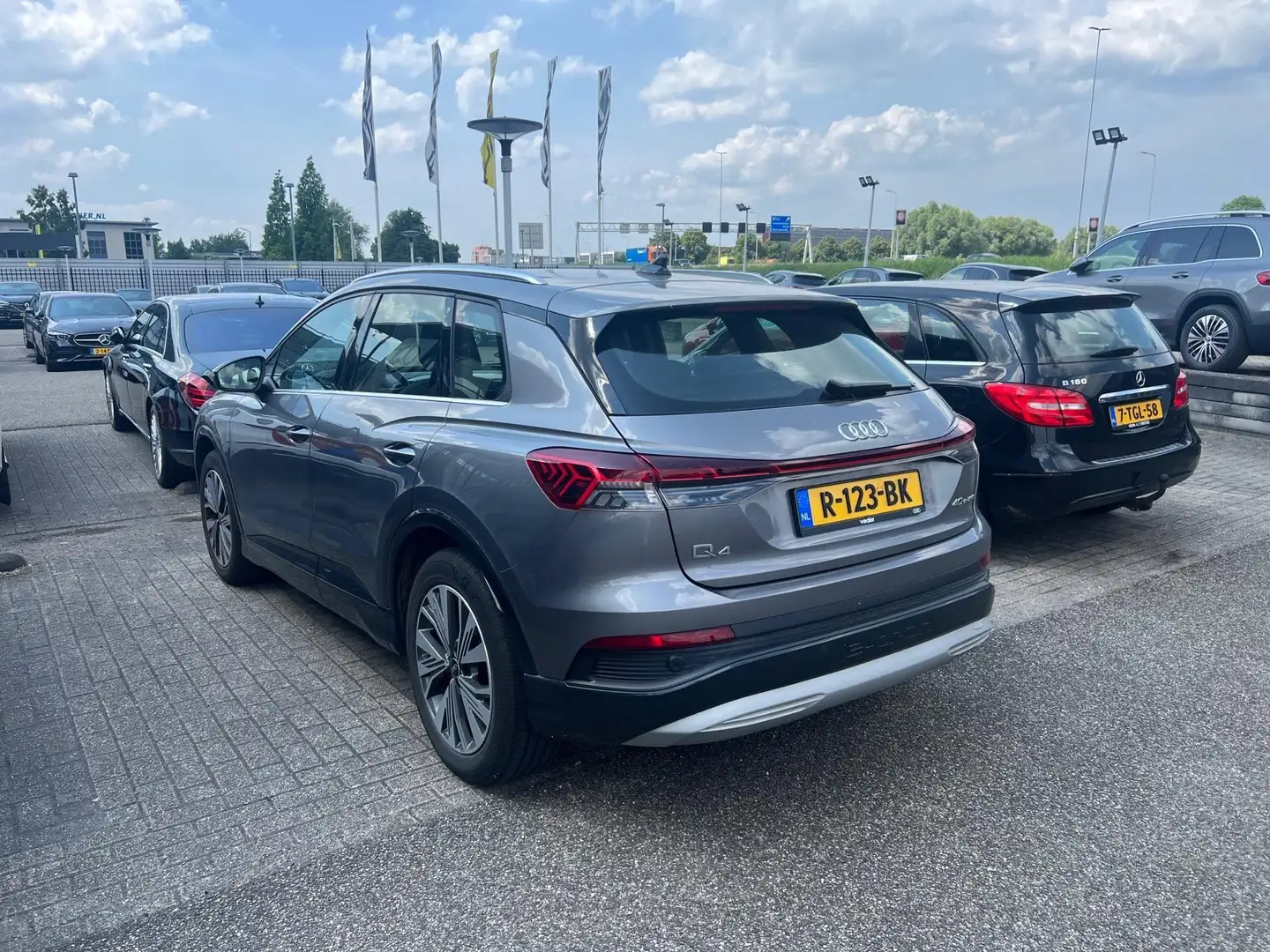 Audi Q4 e-tron 40 Launch edition Advanced 77 kWh Grijs - 2
