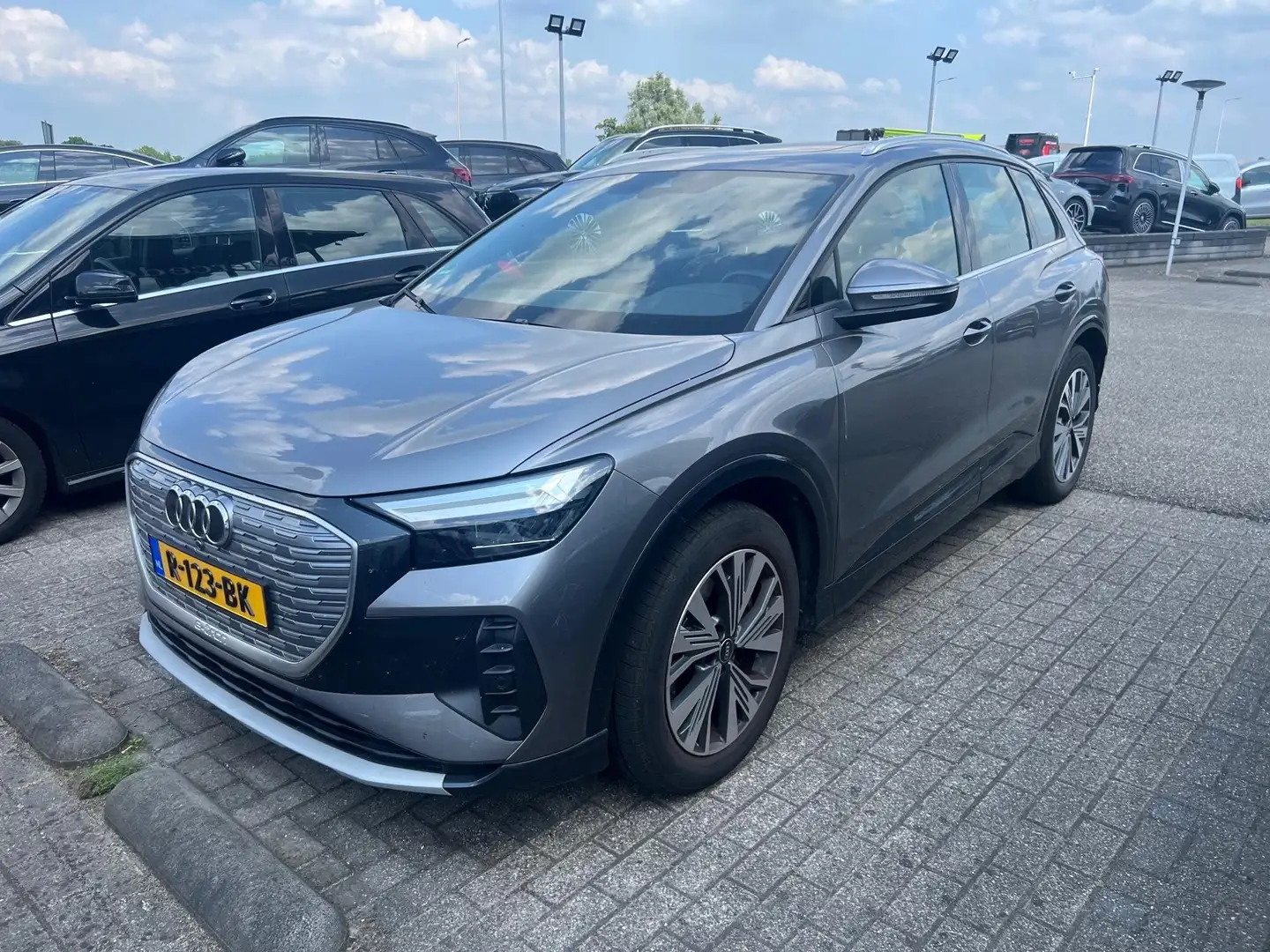 Audi Q4 e-tron 40 Launch edition Advanced 77 kWh Grijs - 1