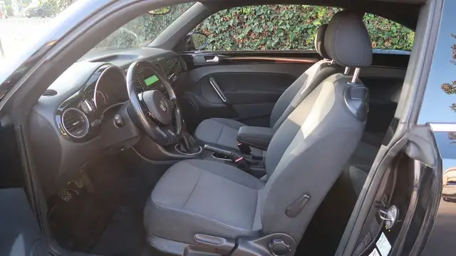 Volkswagen Beetle view 4