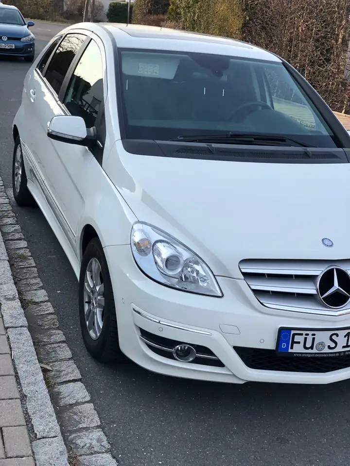 Mercedes-Benz B 180