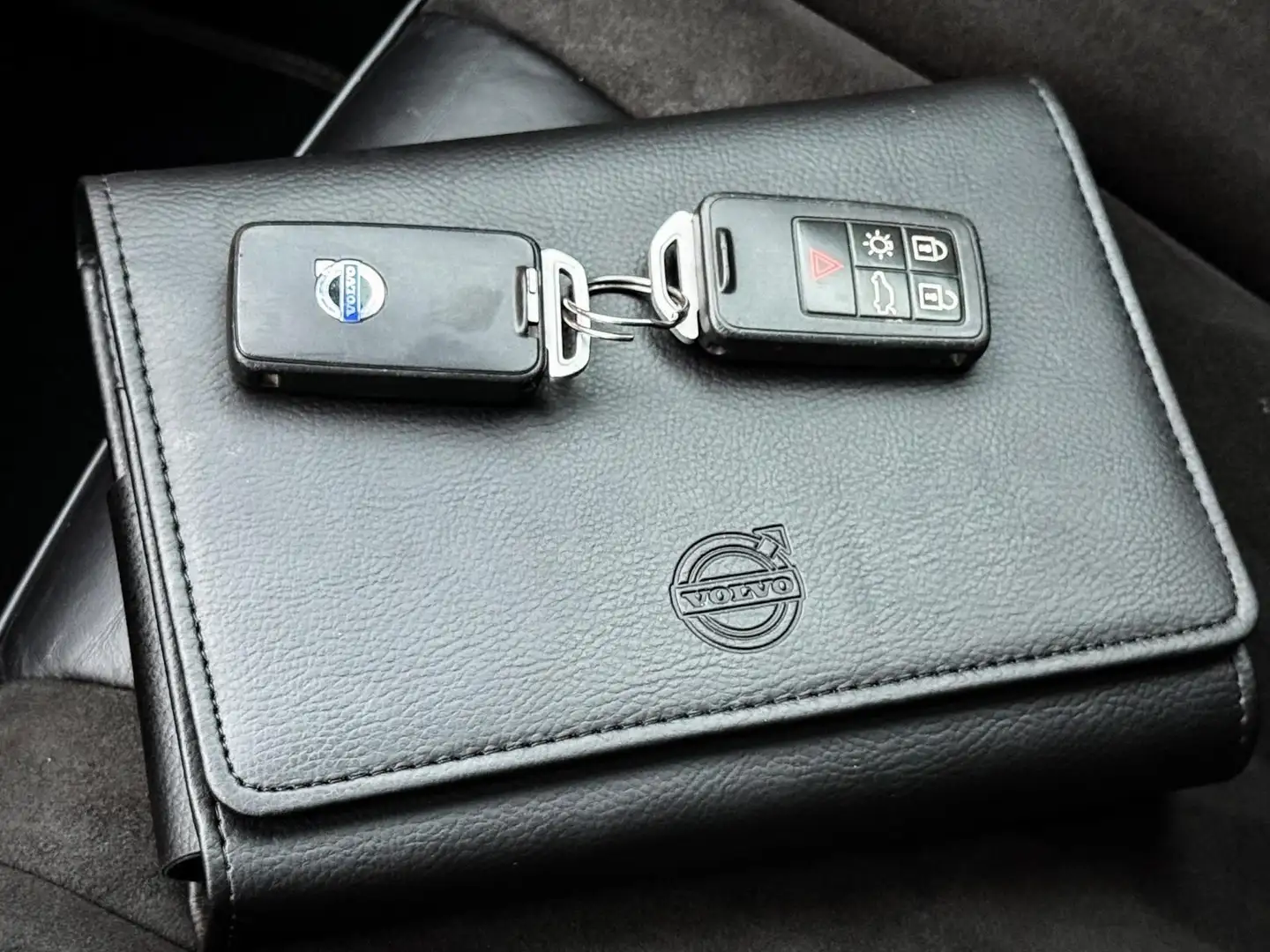 Volvo V40 1.6 D2 R-Design NL AUTO/PDC/CRUISE/17'' LM VELGEN Schwarz - 2