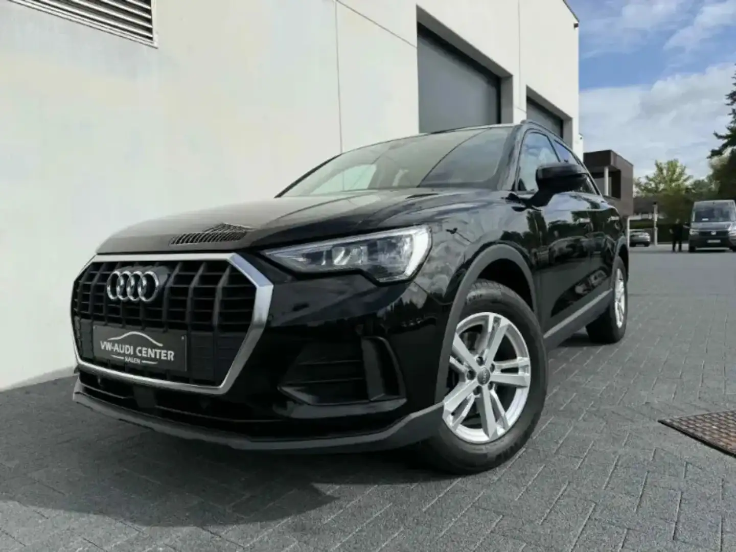 Audi Q3 Q3 35TFSI 150PK Zwart - 1