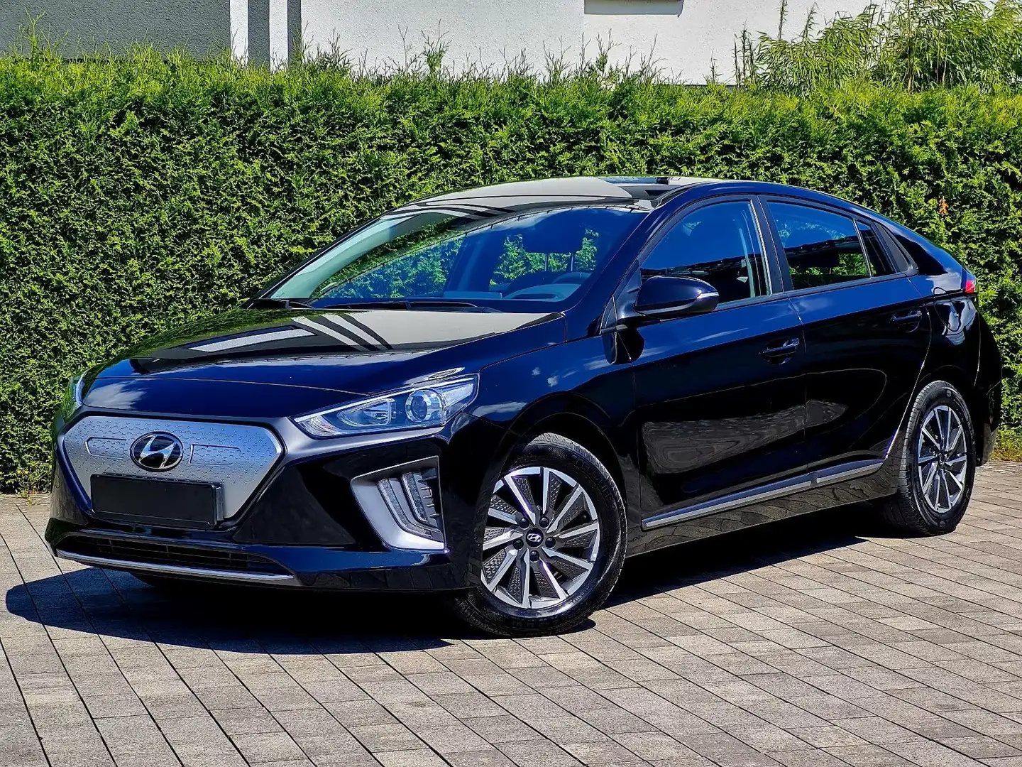Hyundai IONIQ mit Batteriezertifikat/Garantie bis 2029 Schwarz - 1