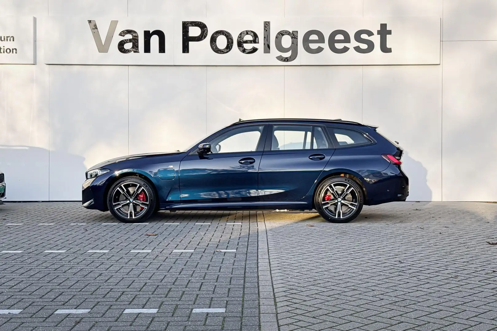 BMW 330 3 Serie Touring 330e xDrive | M Sport Pro | Comfor Bleu - 2