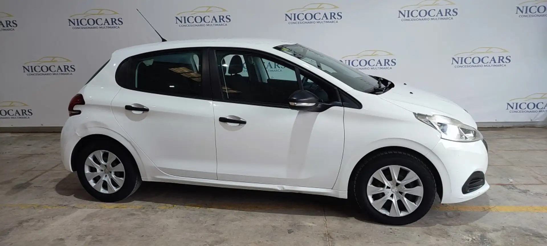 Peugeot 208 1.2 PureTech Access 68 Weiß - 1