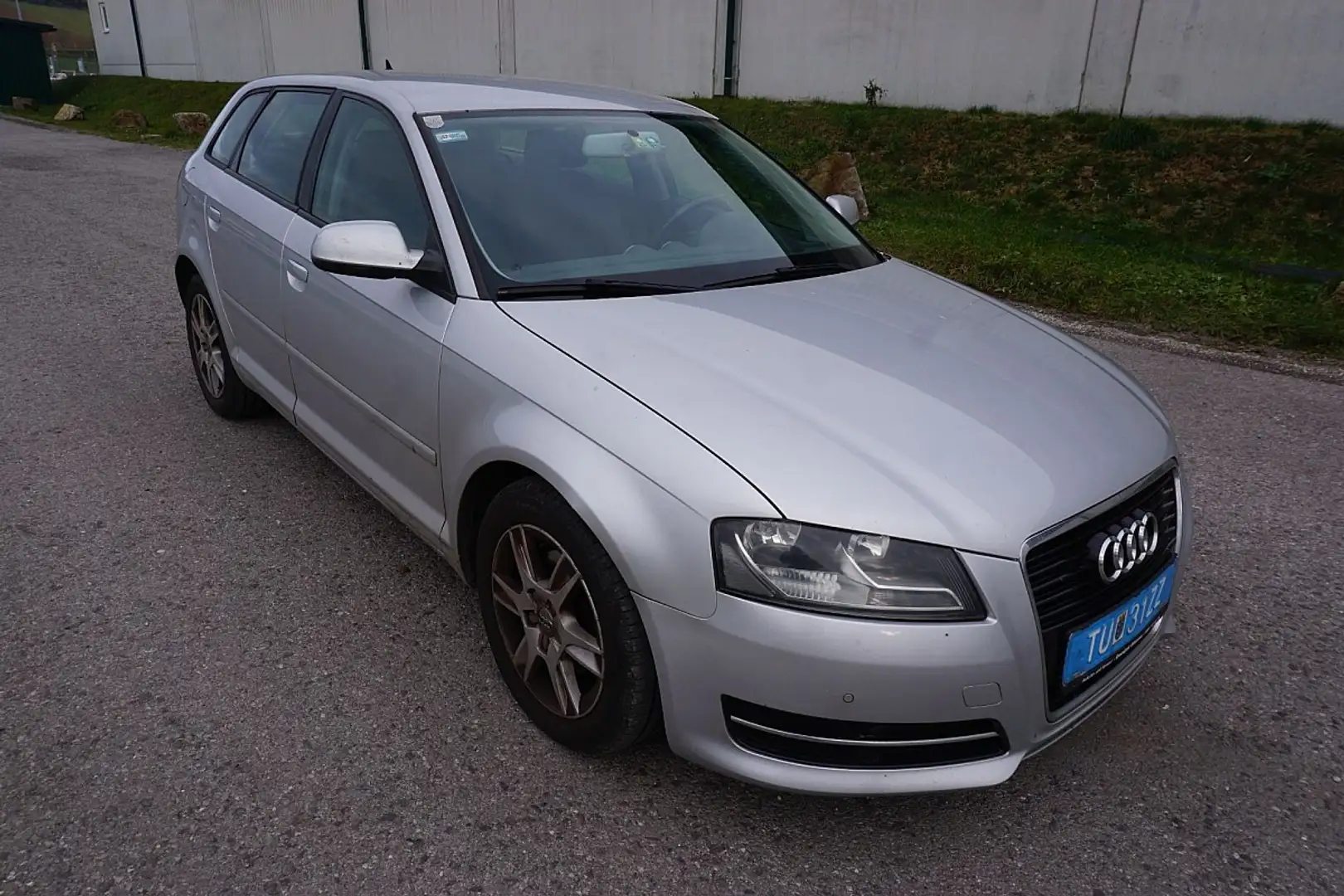 Audi A3 SB Attraction 2,0 TDI DPF S-tronic Grau - 1
