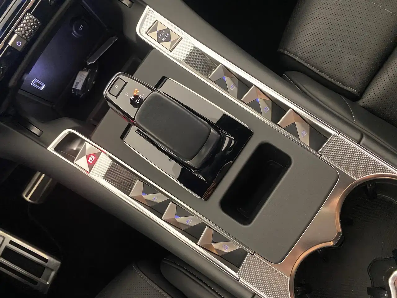 DS Automobiles DS 7 E-Tense 300 Hybrid 4x4 Opera S&S LED*NAVI*RFK 1... 16