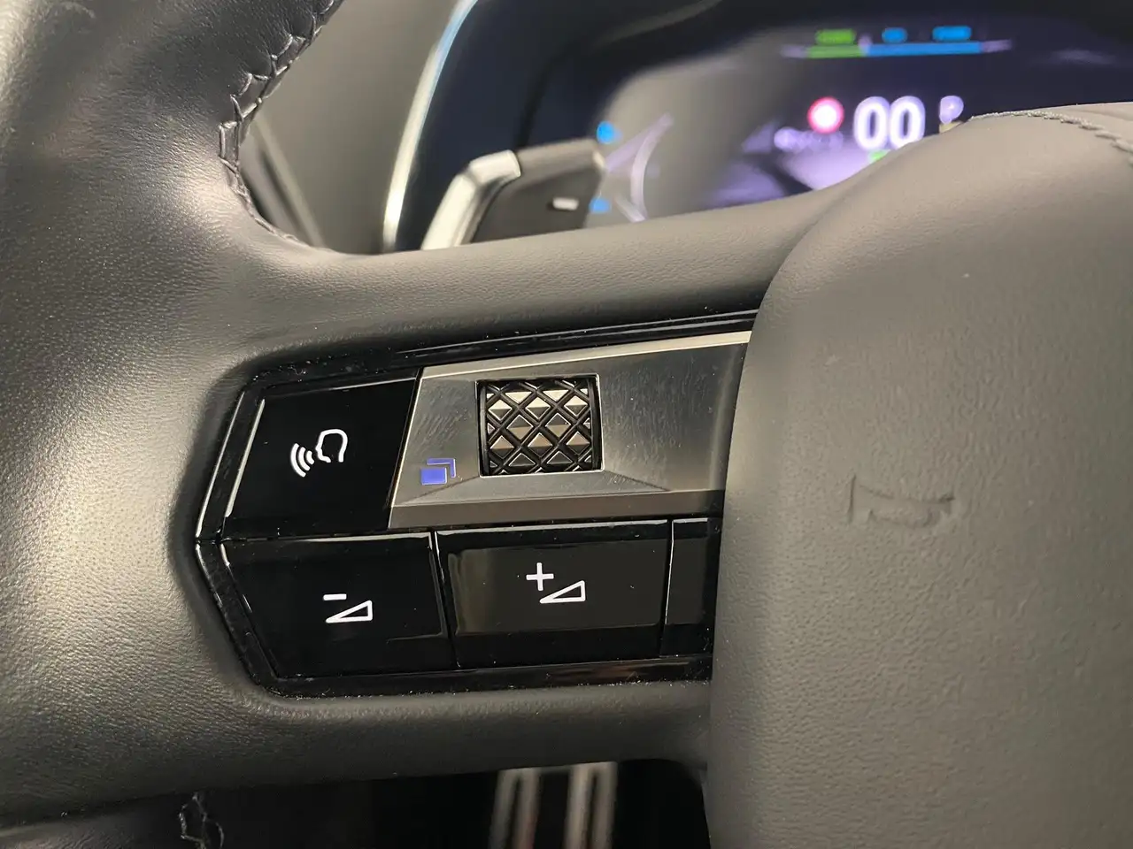 DS Automobiles DS 7 E-Tense 300 Hybrid 4x4 Opera S&S LED*NAVI*RFK 1... 19