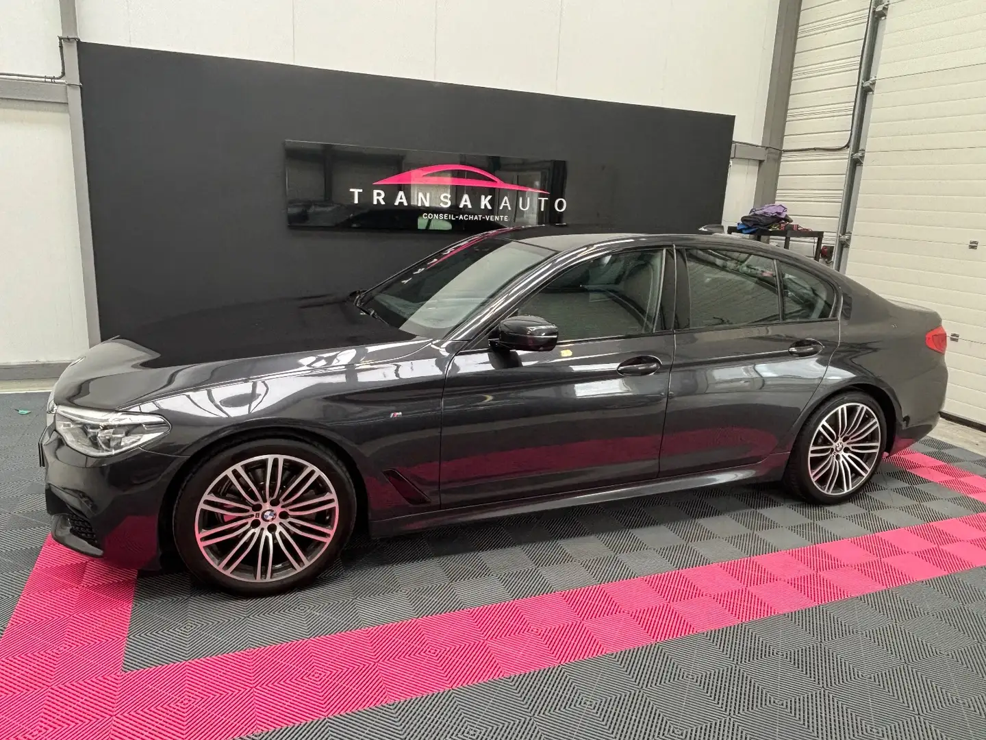 BMW 518 518d 150 ch BVA8 M Sport Grijs - 2