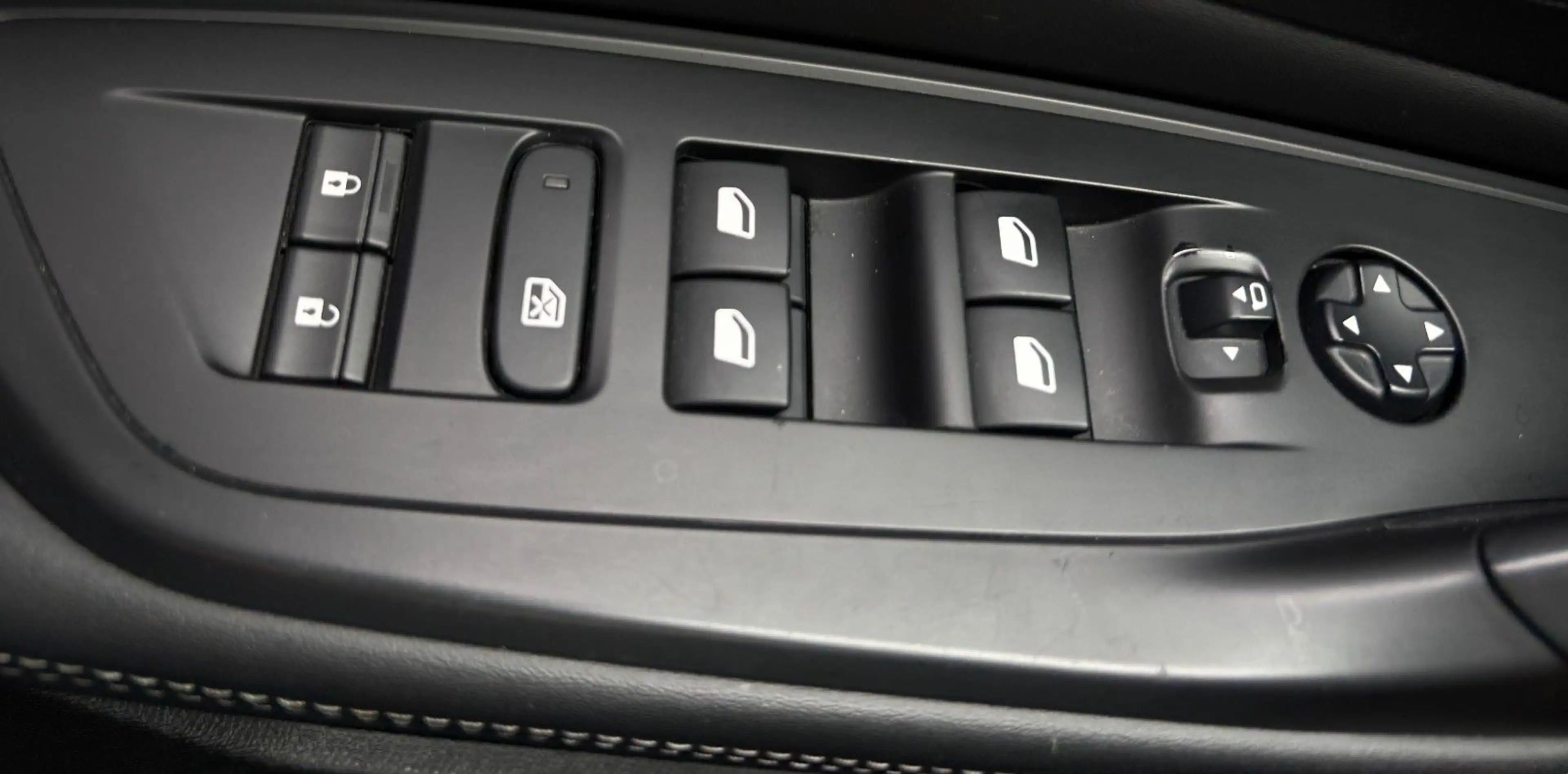 Peugeot 308 Allure,Kamera,LED,MirrorScr,Navi — photo 10