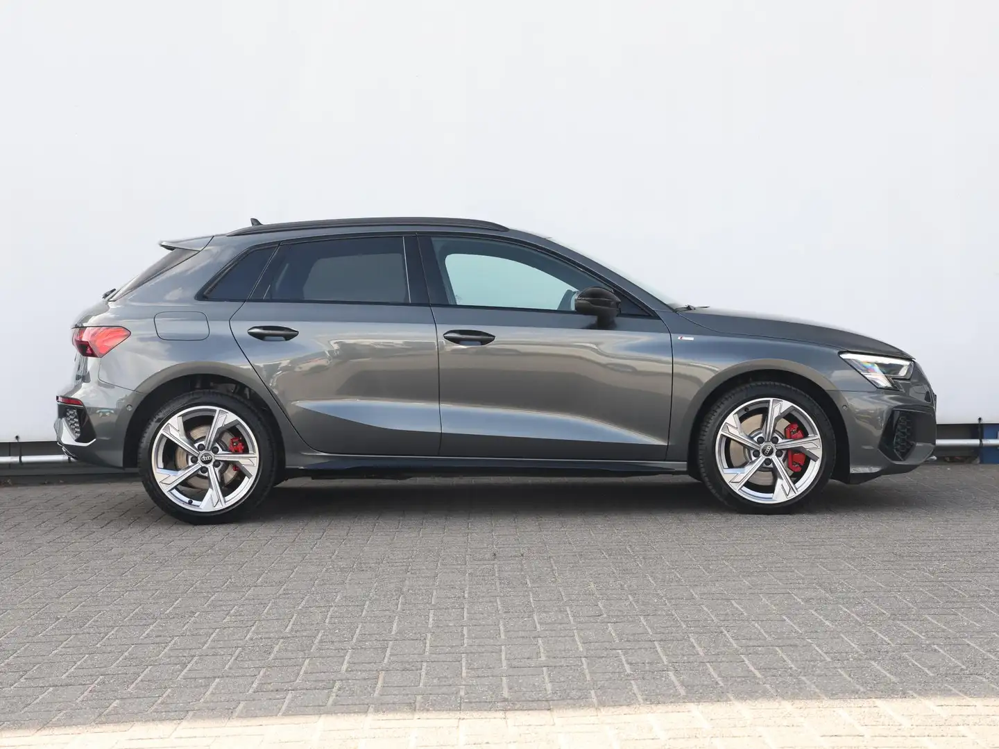 Audi A3 Sportback 45 TFSI e S edition Competition | 245pk Grijs - 2