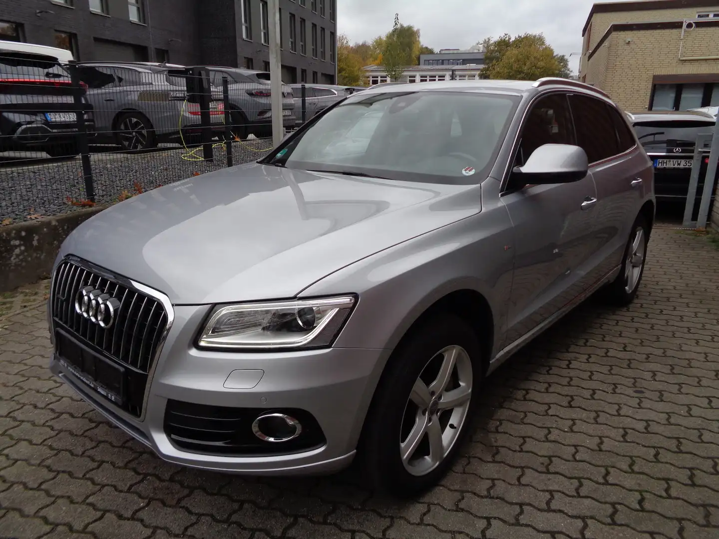 Audi Q5 3.0 TDI quattro *S line* Panorama Silber - 2