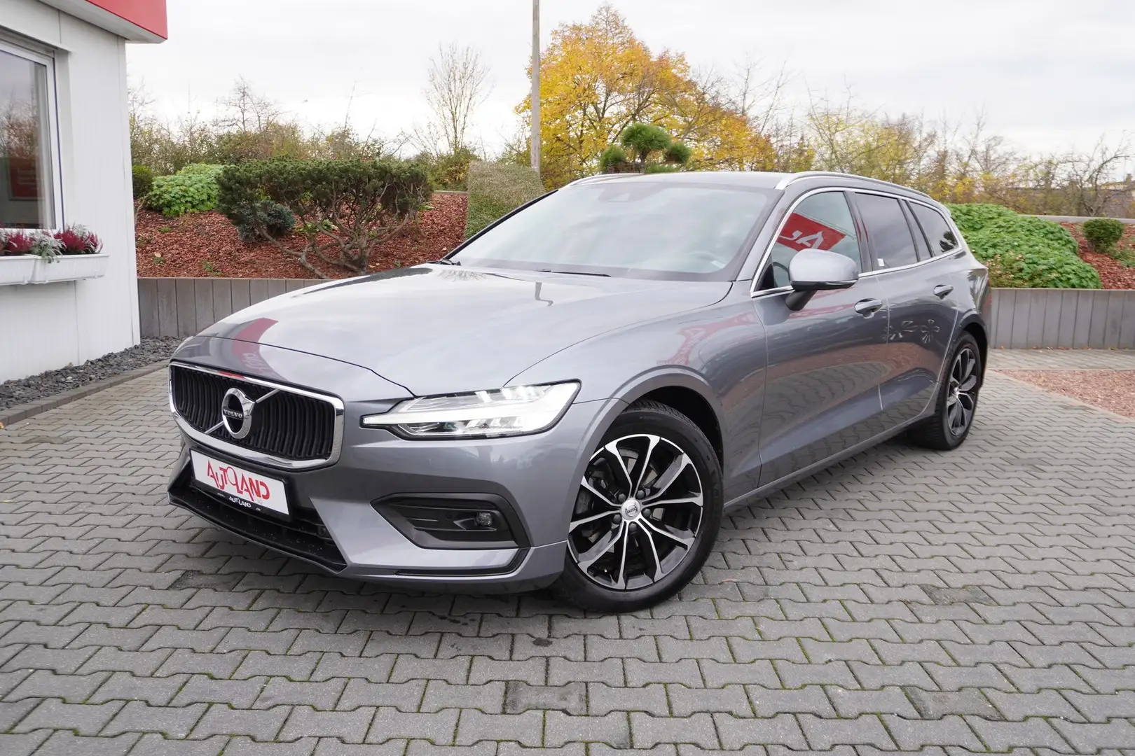 Volvo V60 D4 Momentum LED Navi Kamera Sitzheizung PDC Grijs - 2