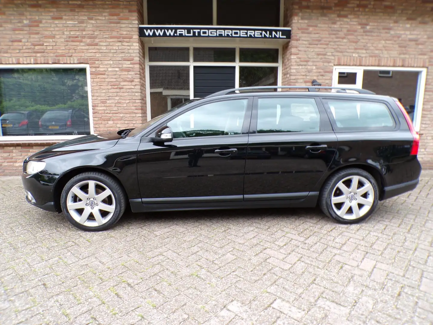 Volvo V70 2.0 Kinetic Black - 2