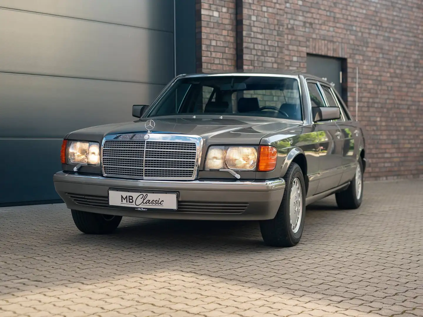 Mercedes-Benz 560 SEL W126, Autom., Scheckheft gepflegt, top Zustand Gri - 2