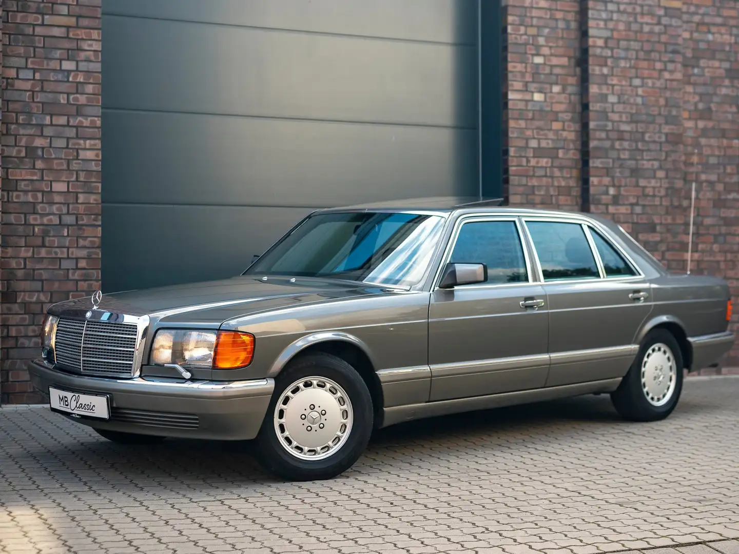 Mercedes-Benz 560 SEL W126, Autom., Scheckheft gepflegt, top Zustand Gri - 1