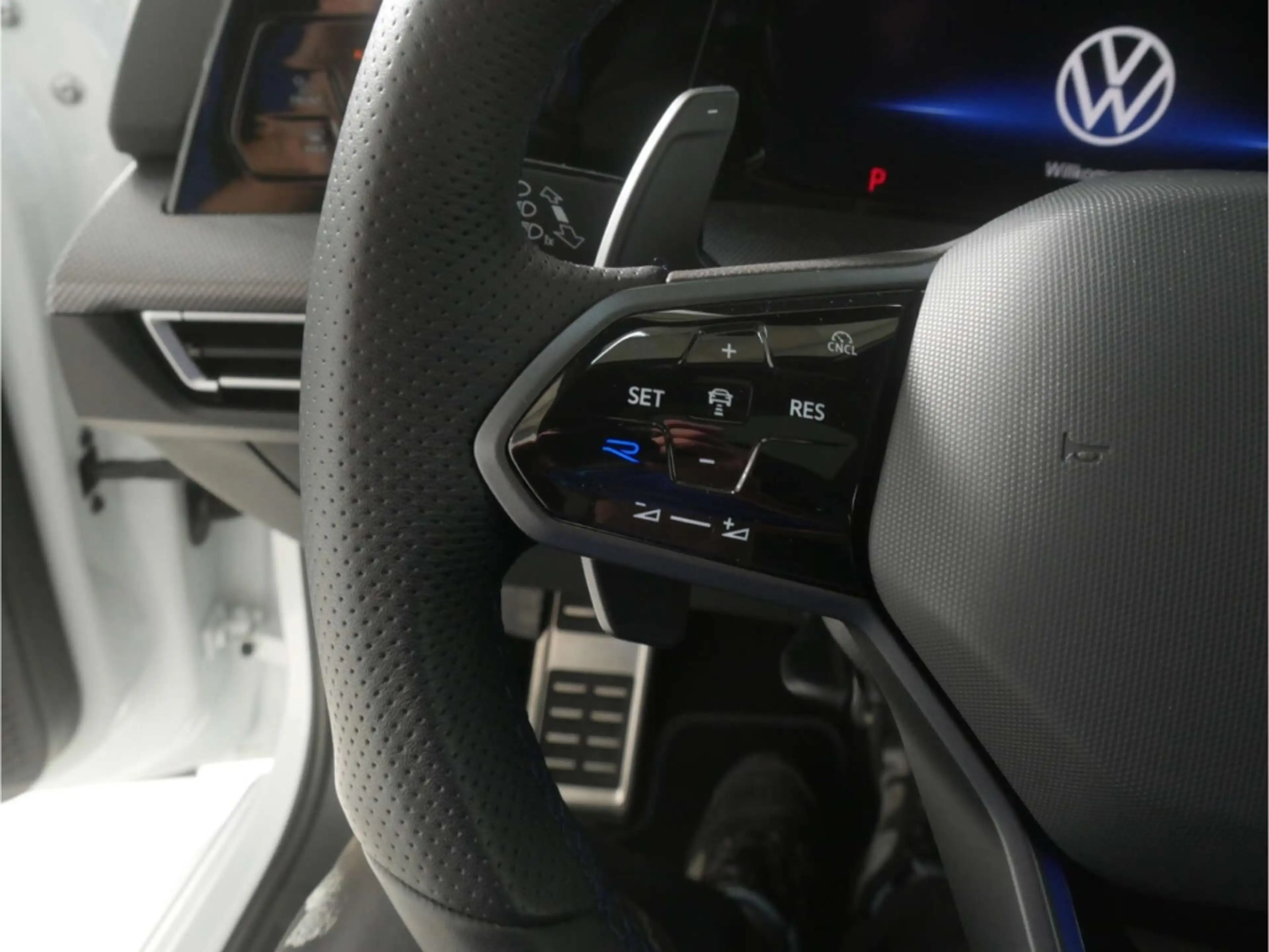 Volkswagen Golf R 2.0 TSI 4Motion Black Edition — photo 12