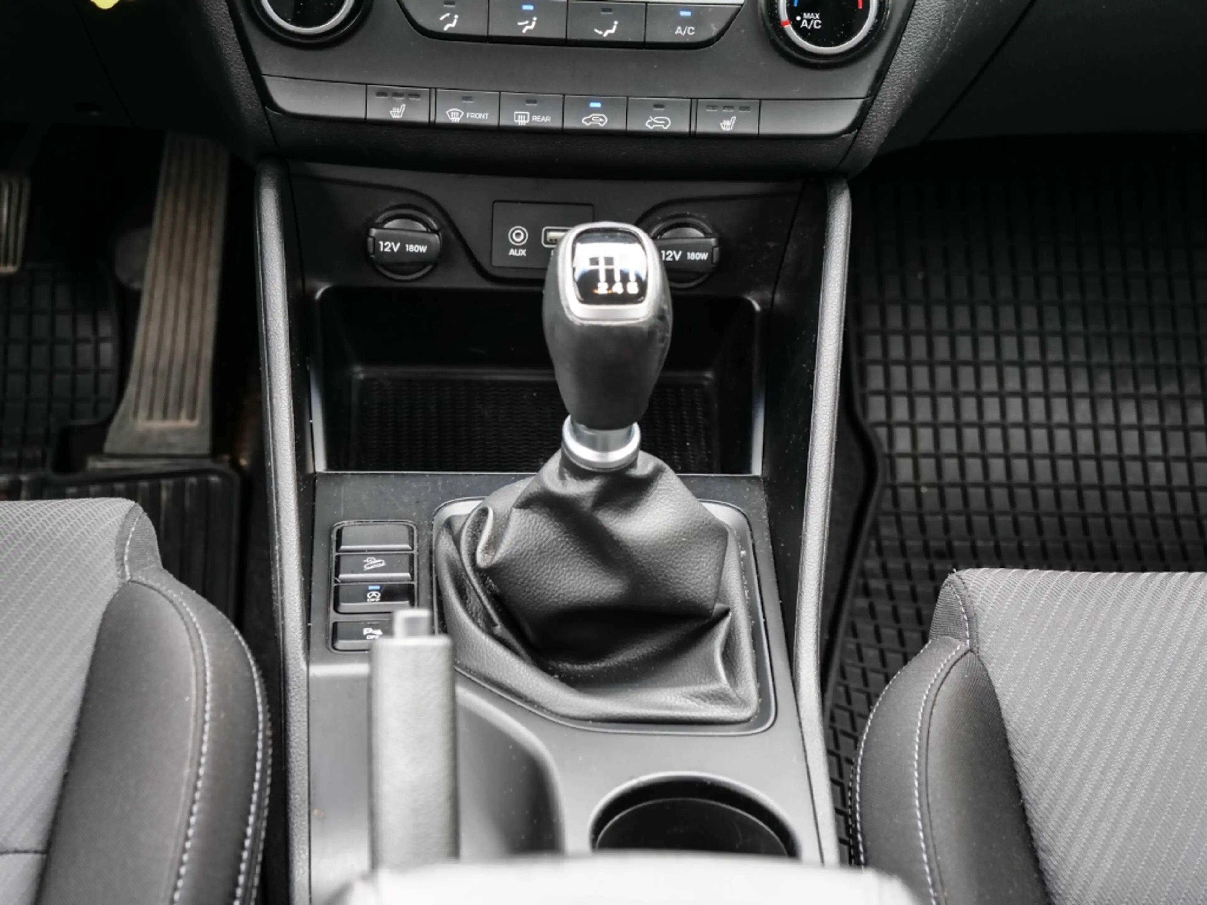 Hyundai TUCSON Select 2WD Apple CarPlay Android Auto Mehrzonenkli — photo 11