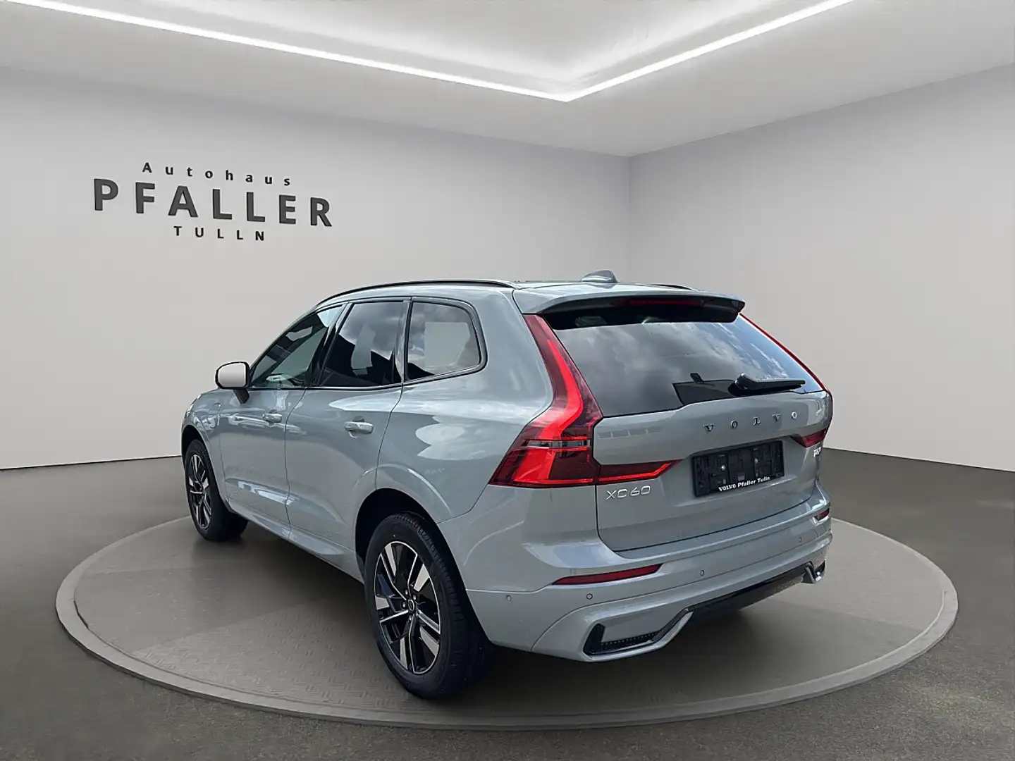 Volvo XC60 T6 AWD PHEV 18,8kWh Plus Dark Aut. Grau - 2