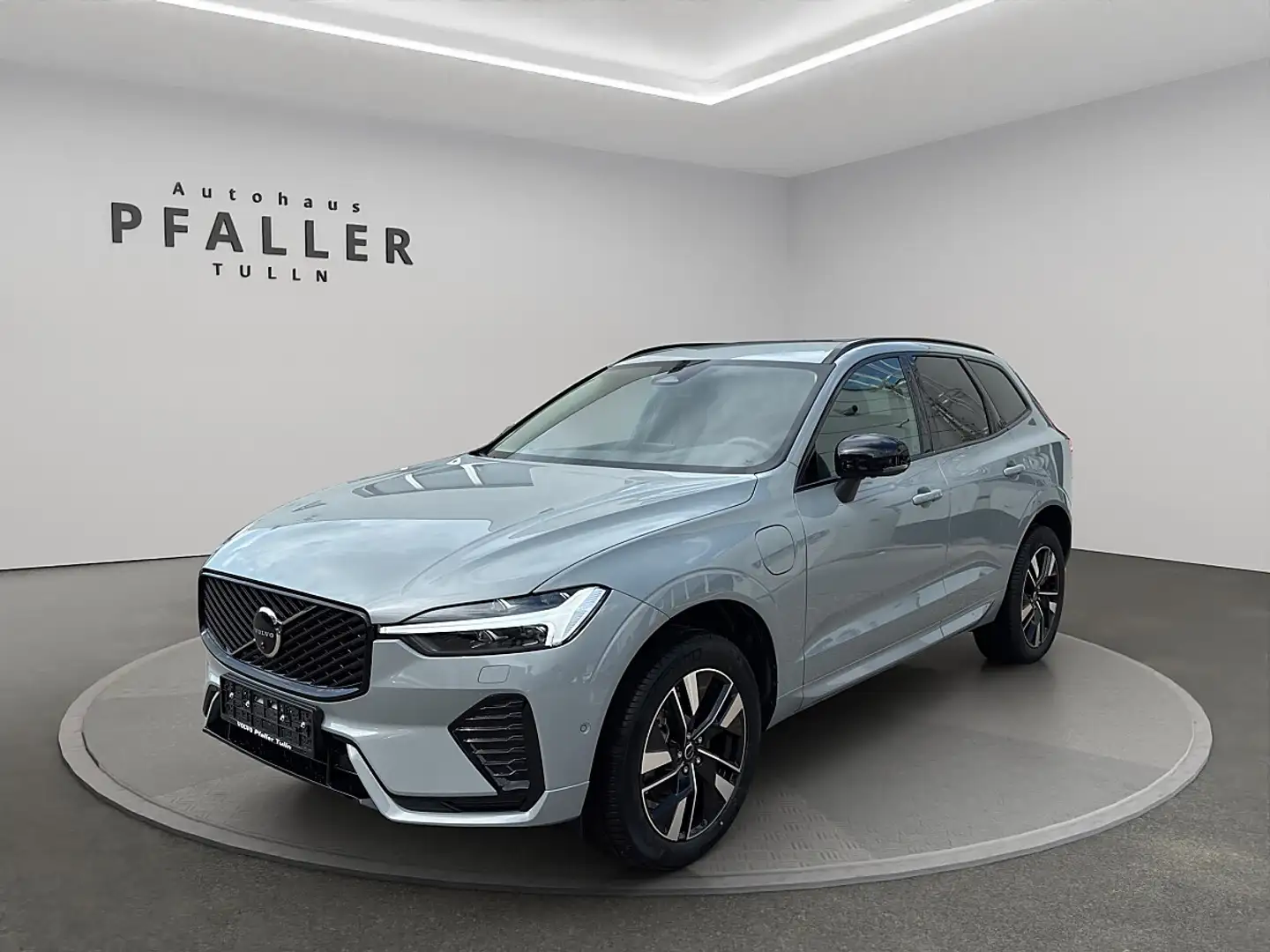 Volvo XC60 T6 AWD PHEV 18,8kWh Plus Dark Aut. Grau - 1