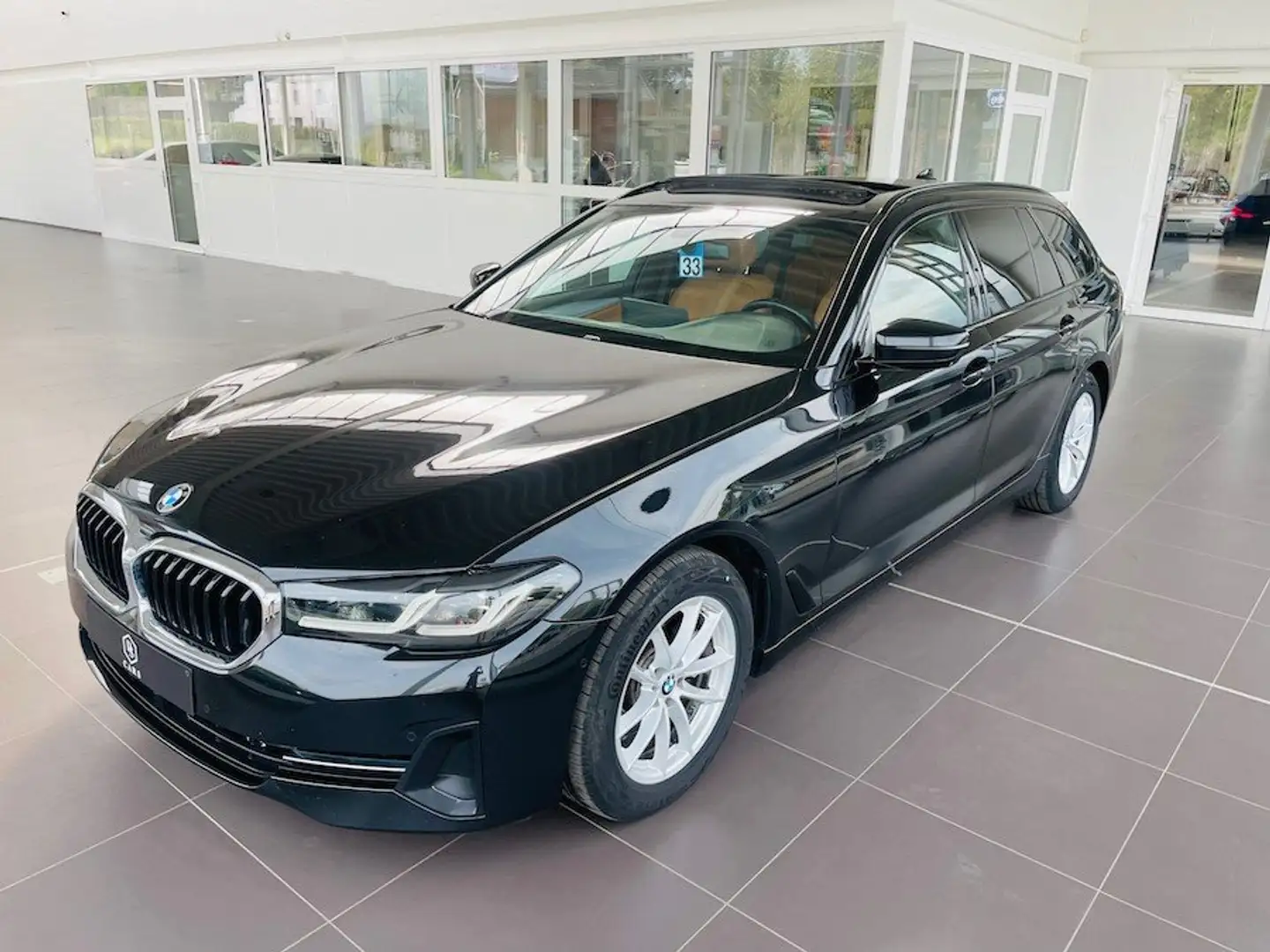 BMW 520 dA **GARANTIE + TOIT PANO + NEW LIFT + LED + GPS** Noir - 2