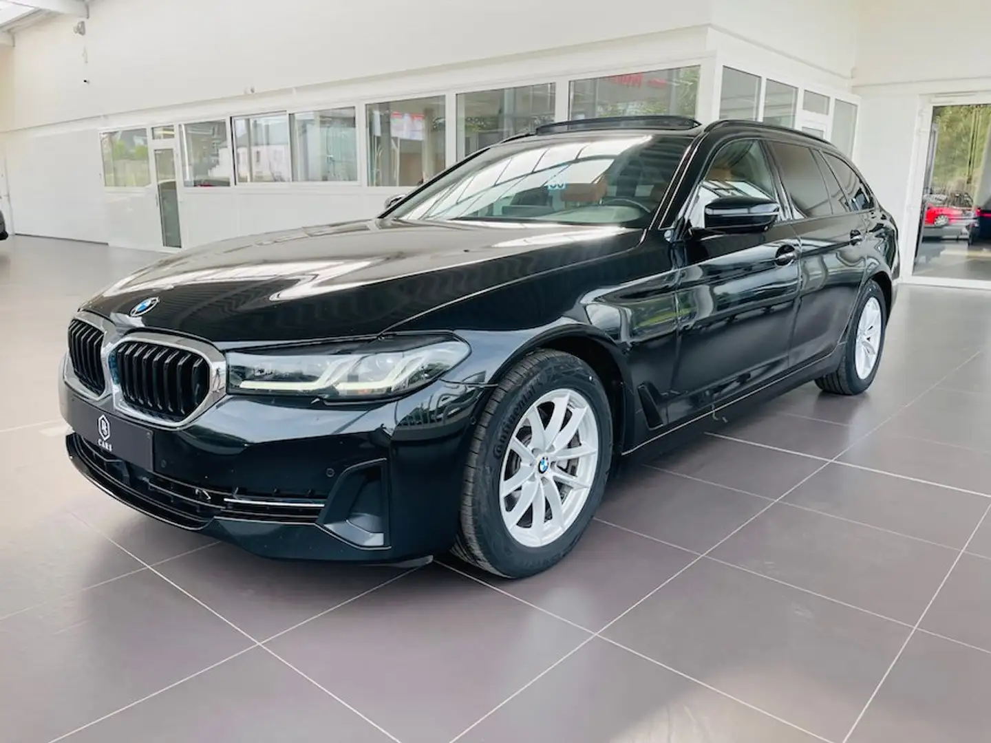 BMW 520 dA **GARANTIE + TOIT PANO + NEW LIFT + LED + GPS** Noir - 1
