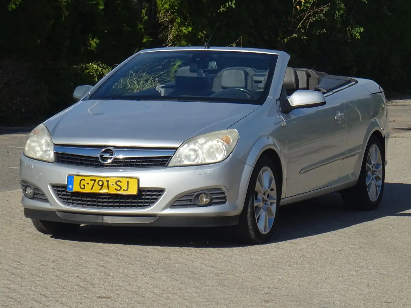 Opel Astra TwinTop 1.6 Enjoy AIRCO/LEER/CRUISE/PDC/APK Grau - 1