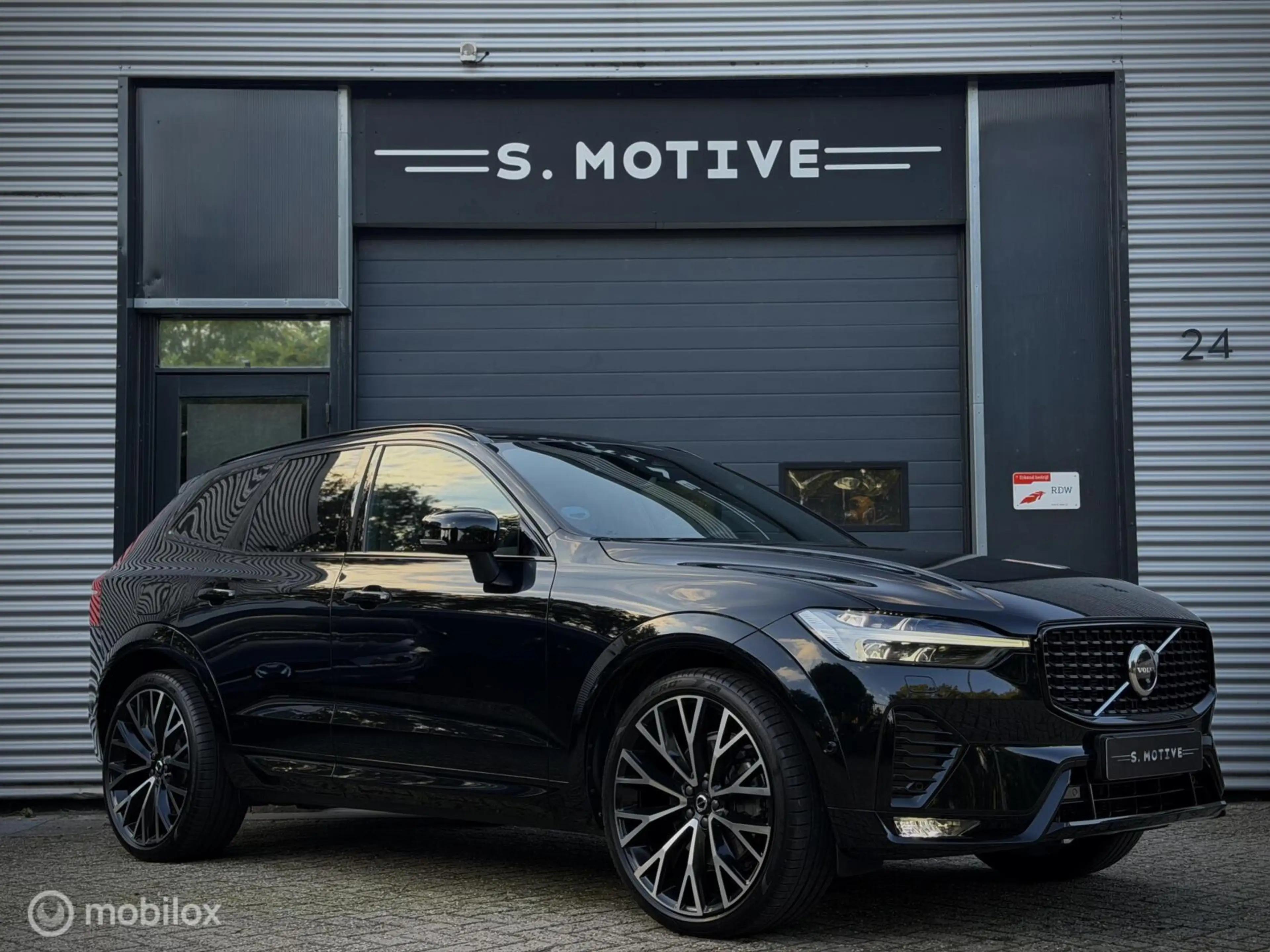 Volvo XC60 2.0 B5 R-Design Dark 360°, Luchtvering, 22 Inch, P — photo 11