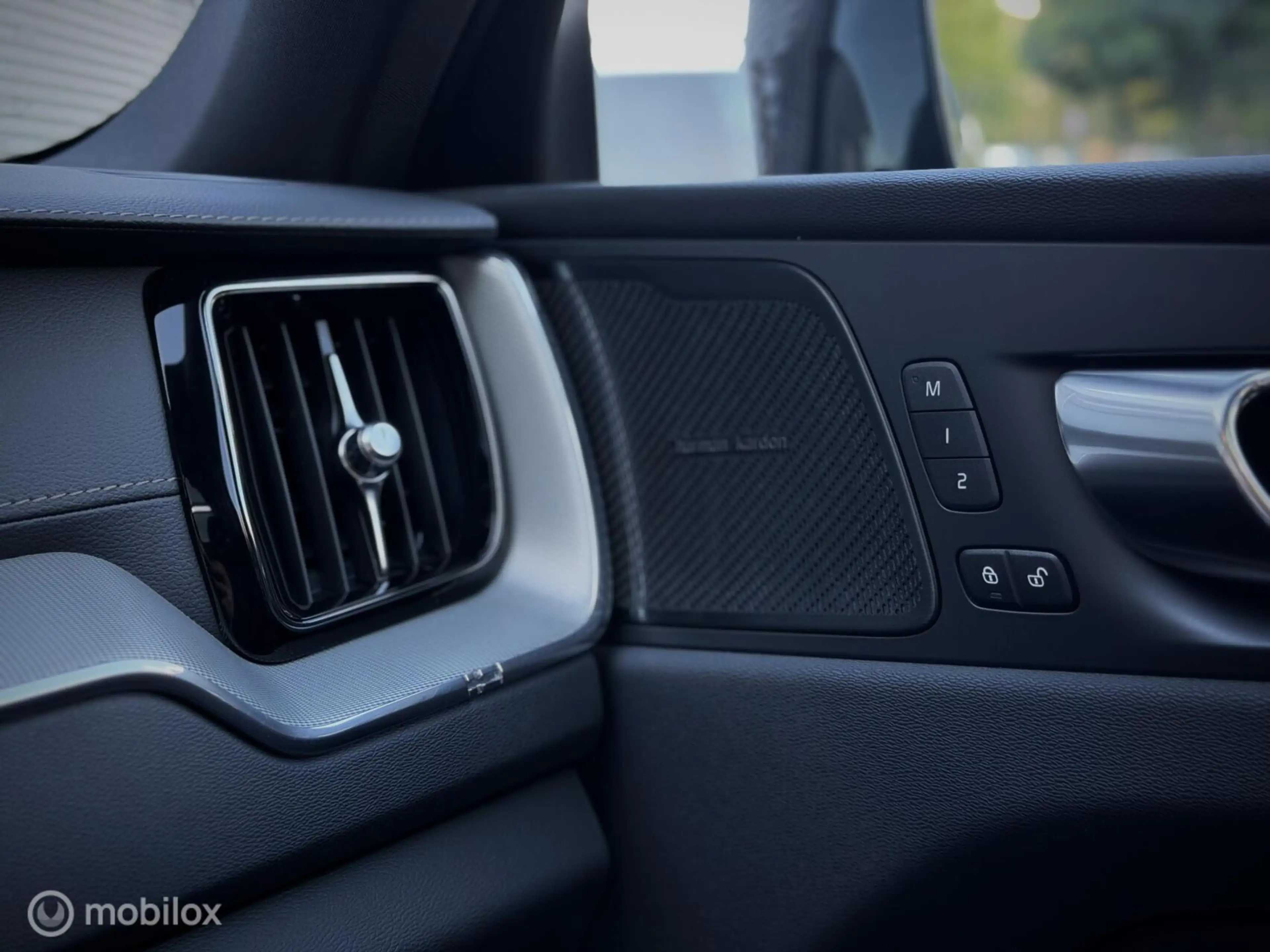 Volvo XC60 2.0 B5 R-Design Dark 360°, Luchtvering, 22 Inch, P — photo 7
