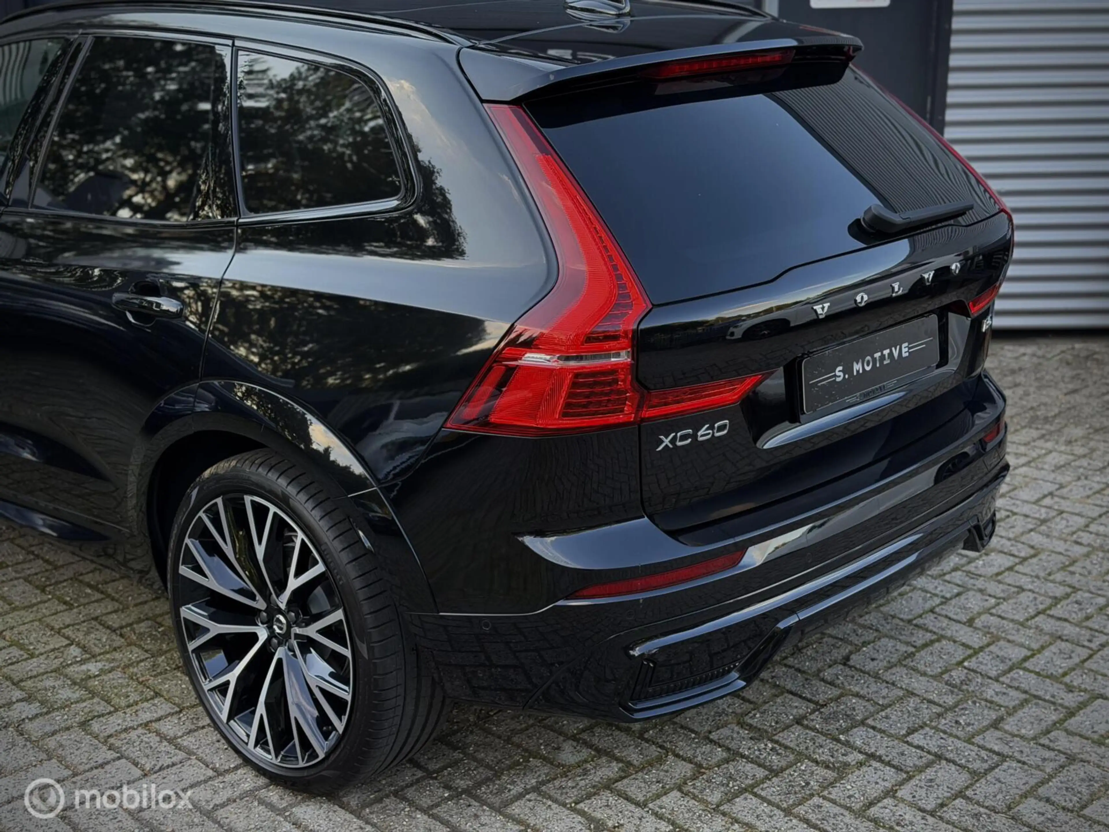 Volvo XC60 2.0 B5 R-Design Dark 360°, Luchtvering, 22 Inch, P — photo 13