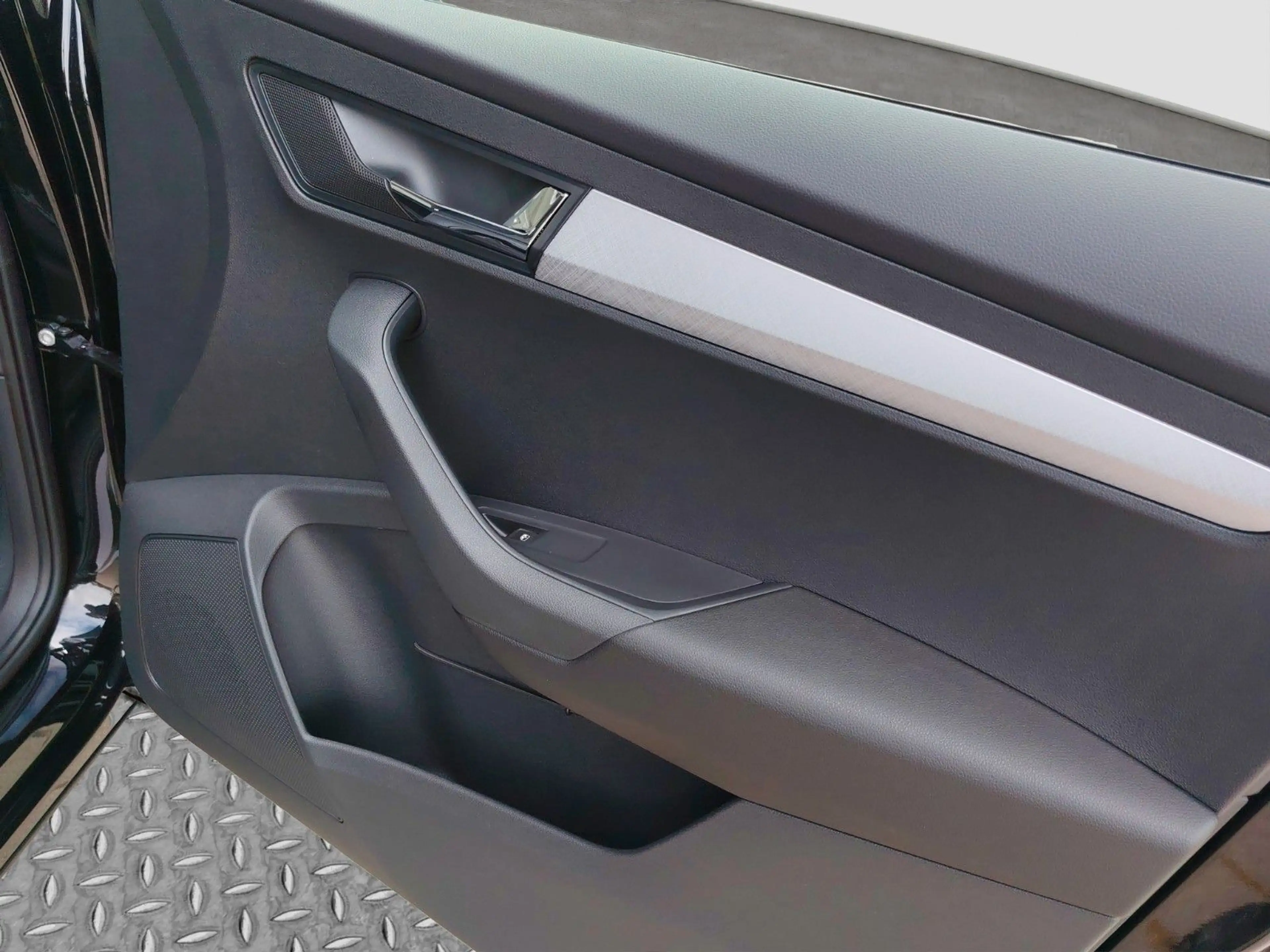 Skoda Karoq Selection 1,5 TSI DSG AHK ACC LED — photo 14