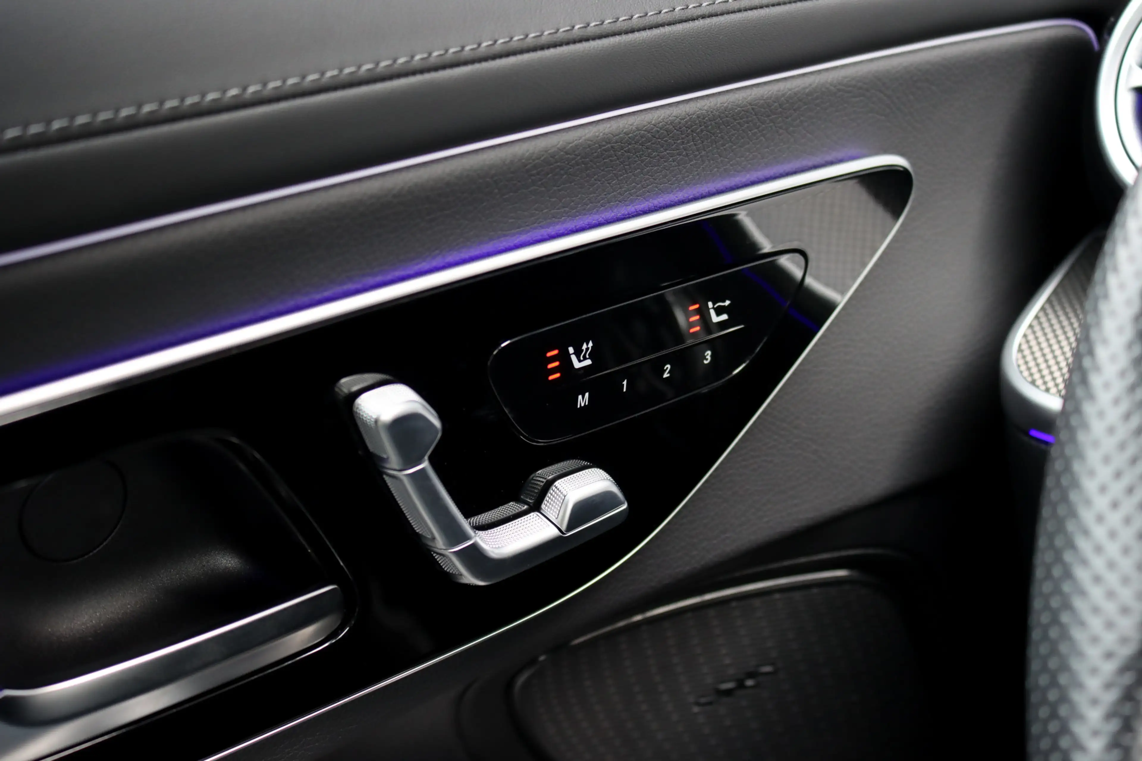 Mercedes-Benz CLE 200 Cabriolet AMG Line | Distronic | Airscarf | Memory — photo 12
