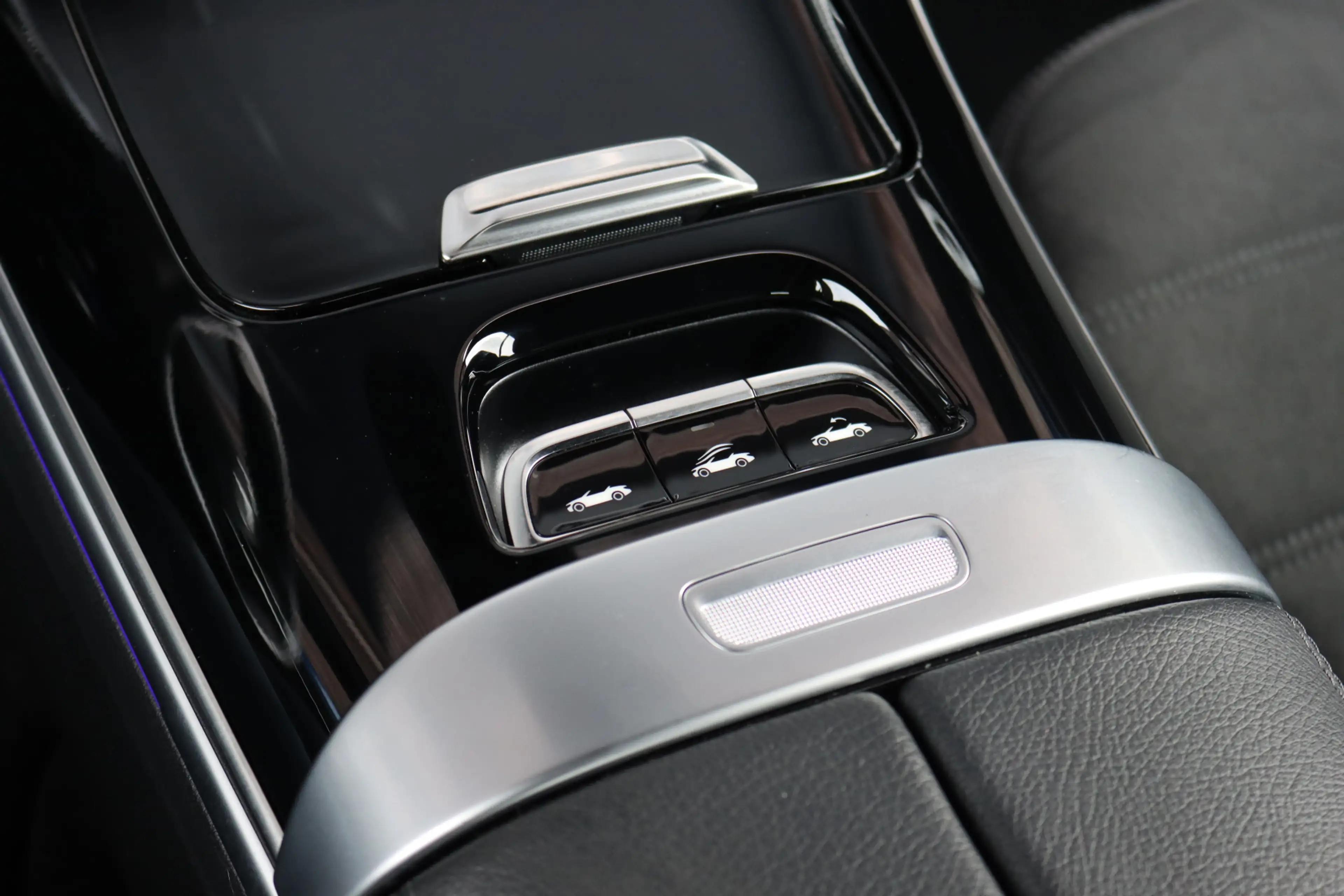 Mercedes-Benz CLE 200 Cabriolet AMG Line | Distronic | Airscarf | Memory — photo 30