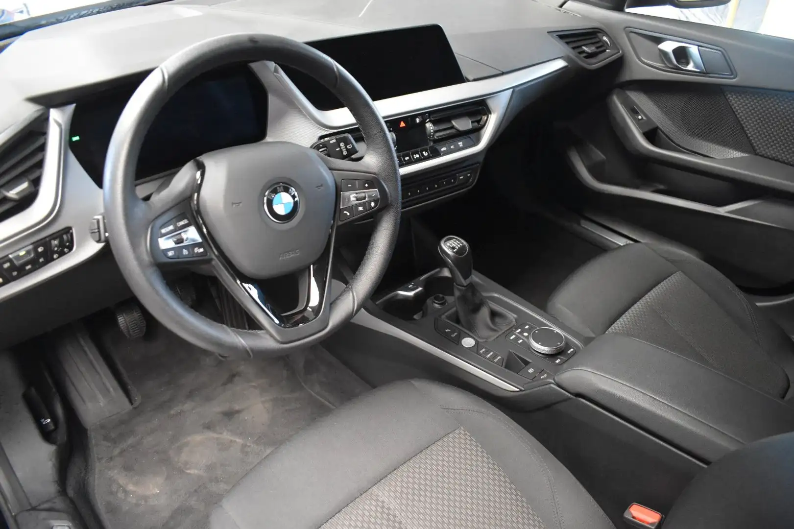BMW 116 d Advantage*LED*NAVI*SHZ*PDC*ALU* Zwart - 2