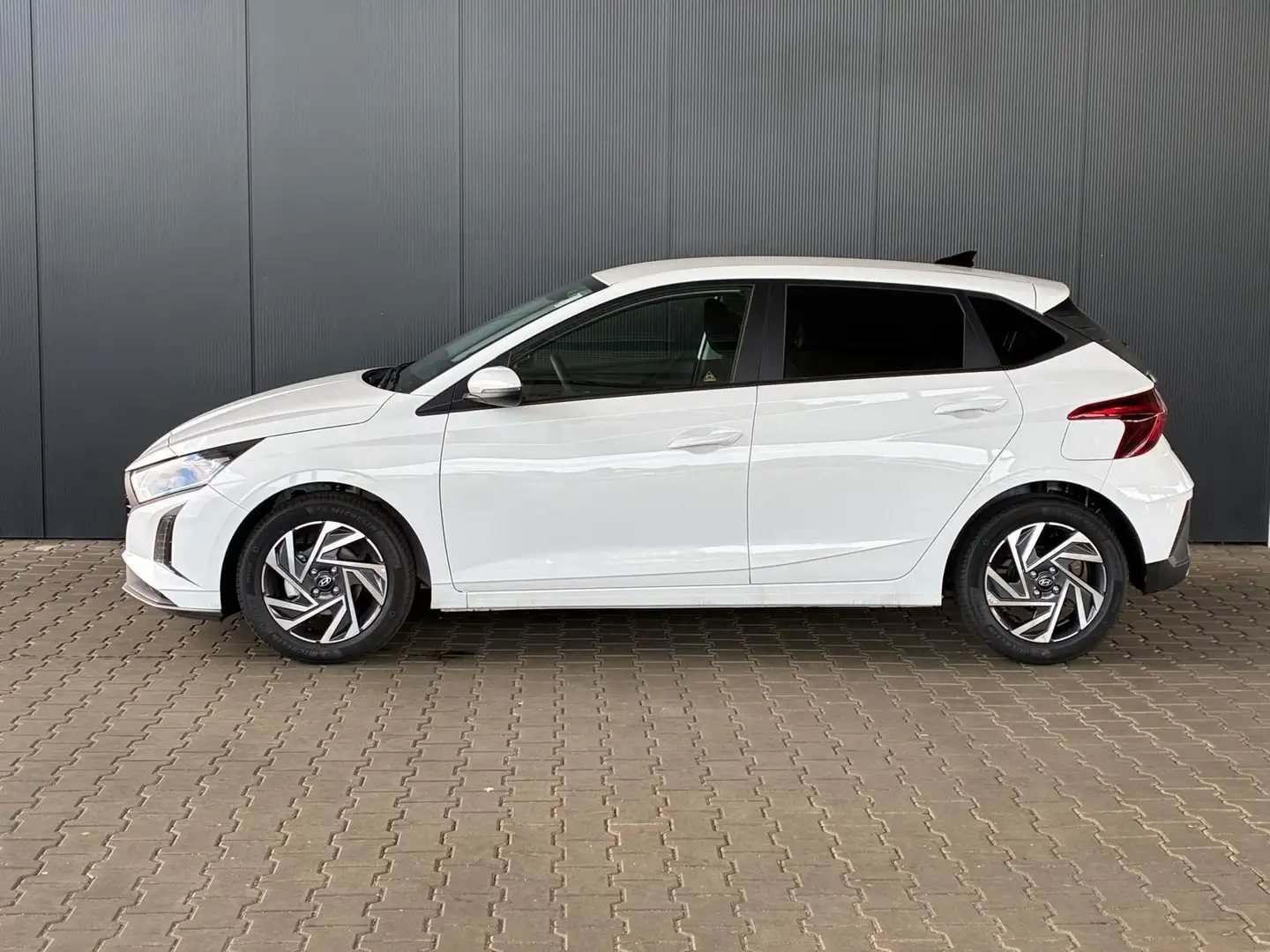 Hyundai i20 Pure 1.2 MPI / Navi PDC Hinten + Kamera Abgedun... Weiß - 2