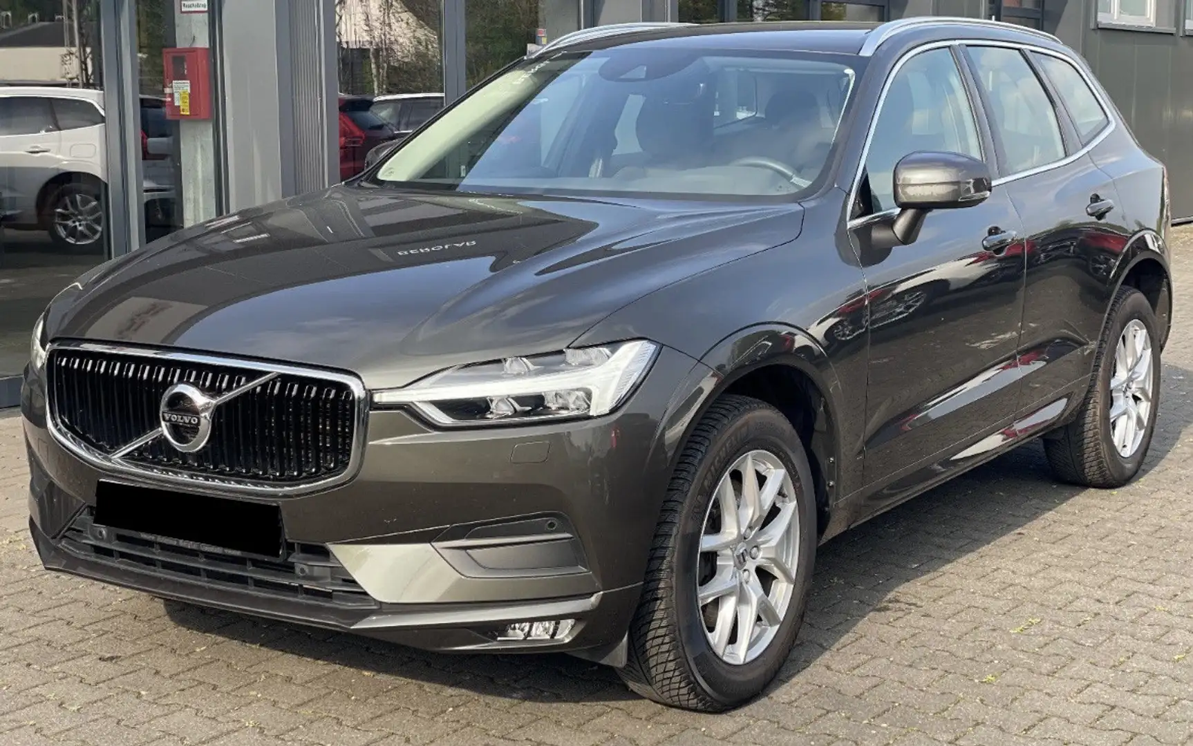 Volvo XC60 Momentum Gris - 2